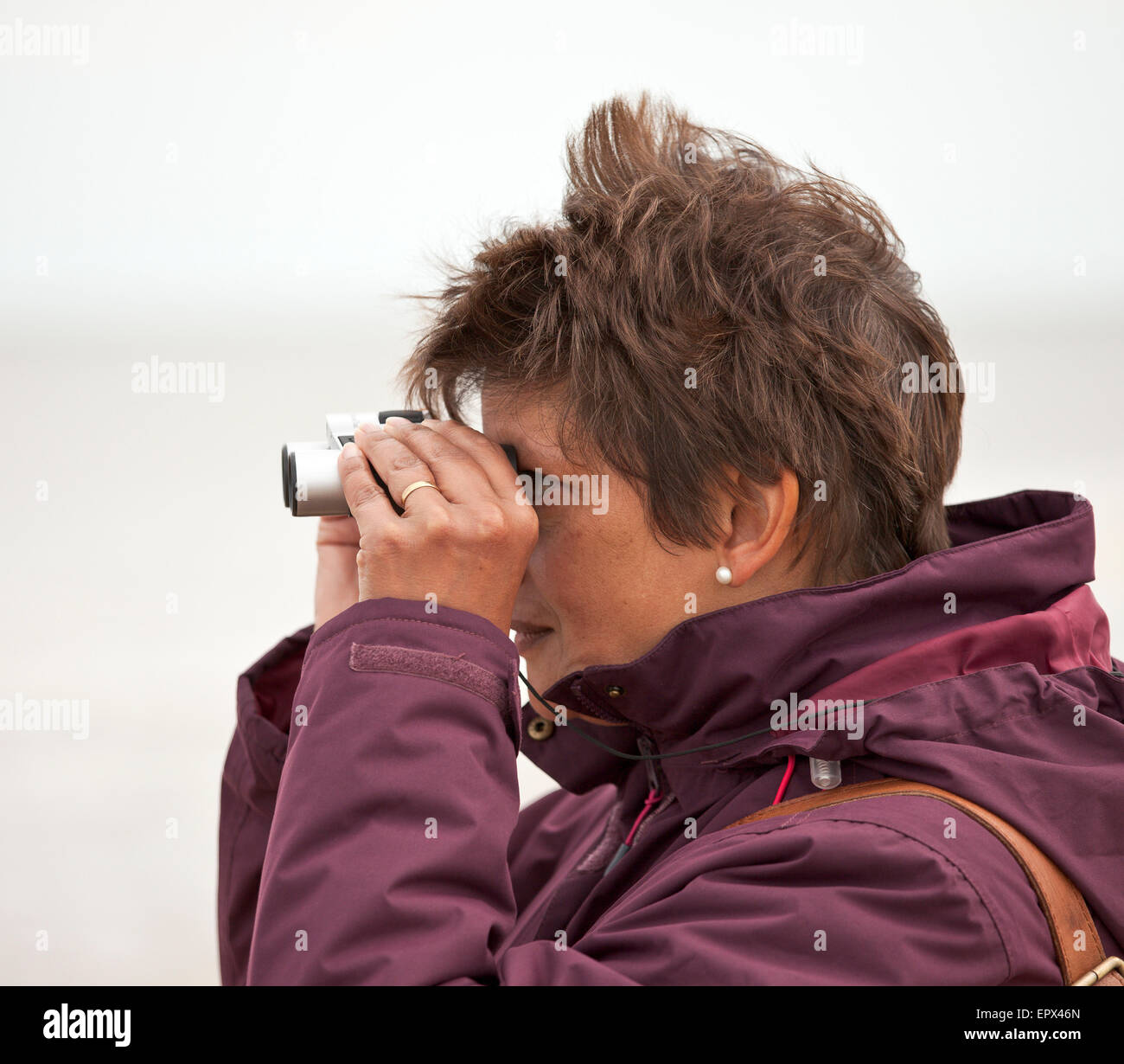 Frau mit dem Fernglas. Stockfoto