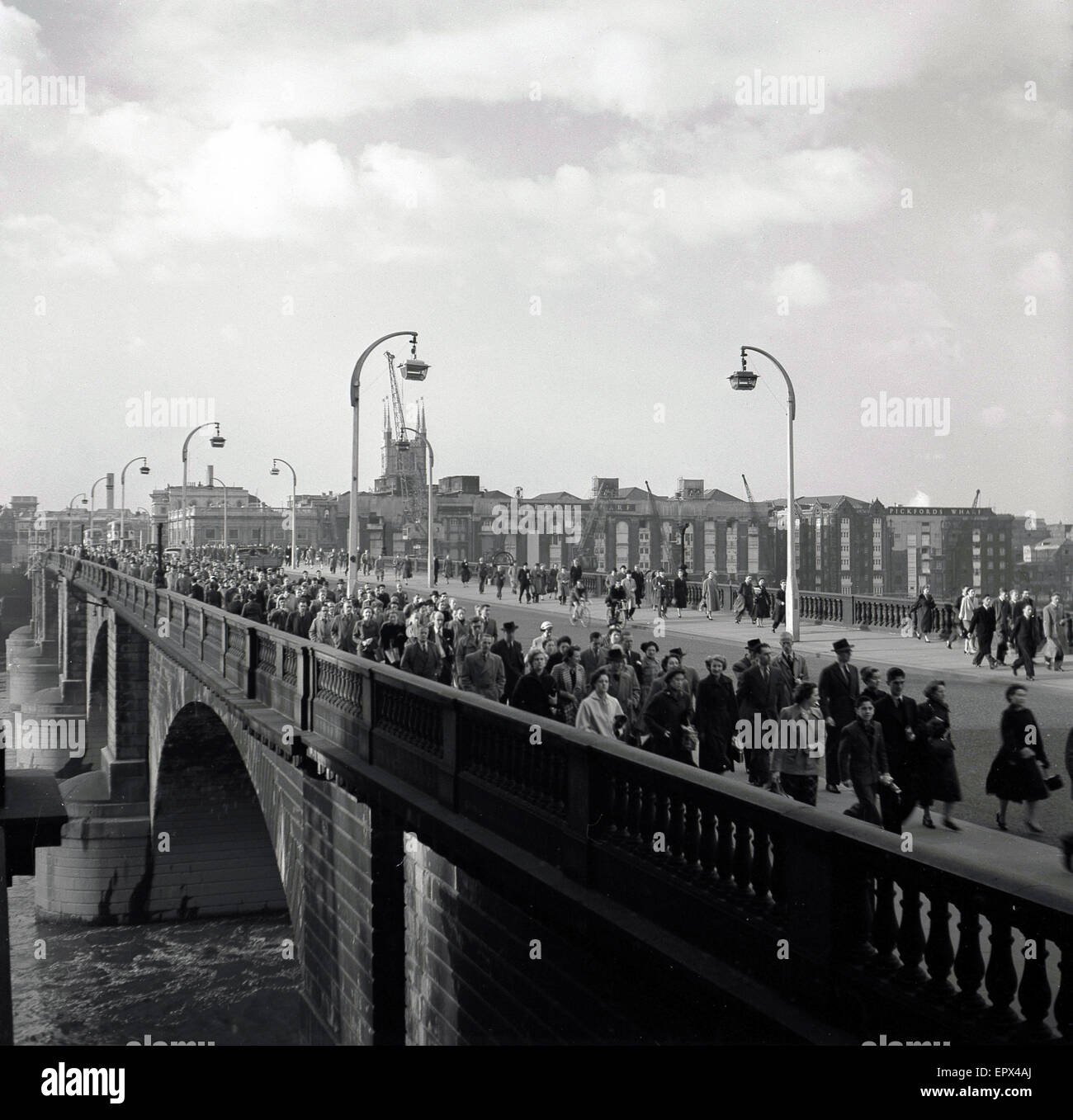 1950er Jahre, historische Bild, Blick nach Süden, sehen wir die Pendler zu Fuß über London Bridge, mit neuen Hibernia Wharf und Southwark Kathedrale im Hintergrund, London, England, UK. Stockfoto