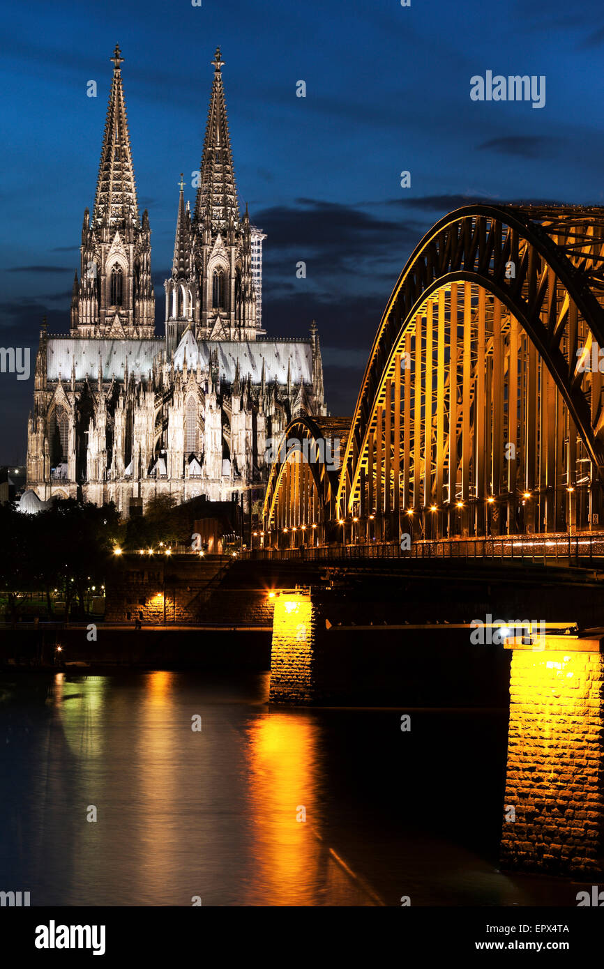 Deutschland, Hohenzollernbrücke und Kölner Dom bei Nacht beleuchtet Stockfoto