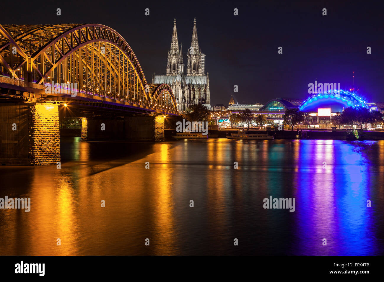 Deutschland, Hohenzollernbrücke und Kölner Dom bei Nacht beleuchtet Stockfoto