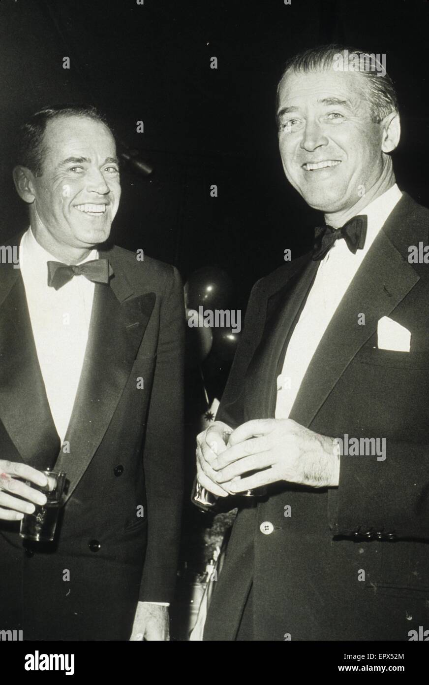 JIMMY STEWART mit Henry Fonda.Supplied von Fotos, inc. © von Globe Fotos geliefert, Inc/Globe Fotos/ZUMA Draht/Alamy Live News Stockfoto