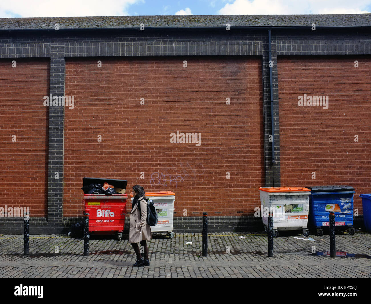 Ein Fußgänger geht vorbei an Lagerplätzen in Bristol, Großbritannien. Stockfoto