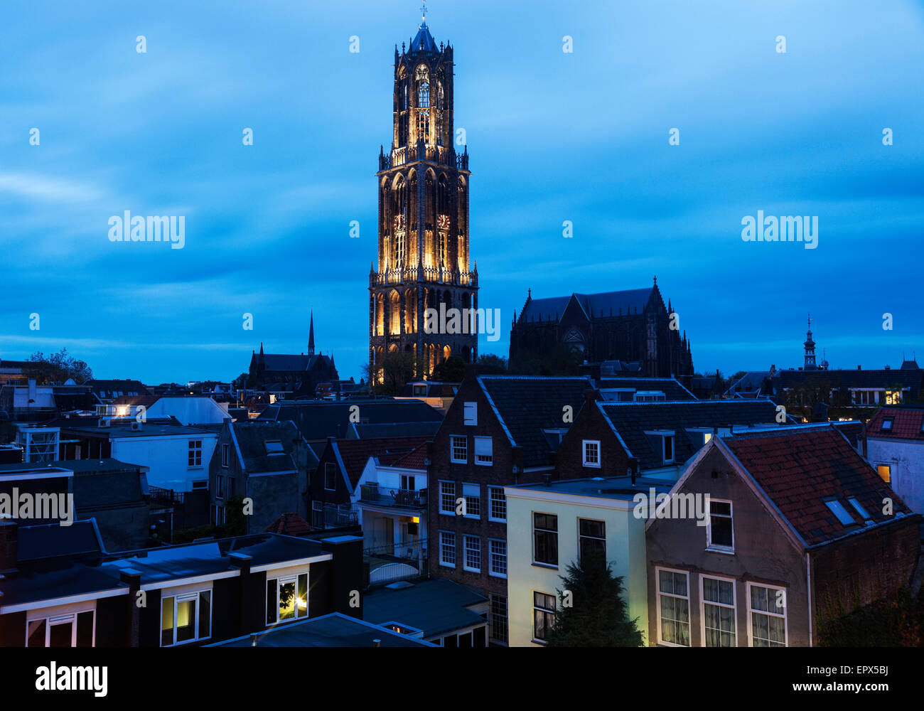 Niederlande, Utrecht, Dom Tower von Utrecht, Blick auf beleuchteten Turm in Stadt Stockfoto