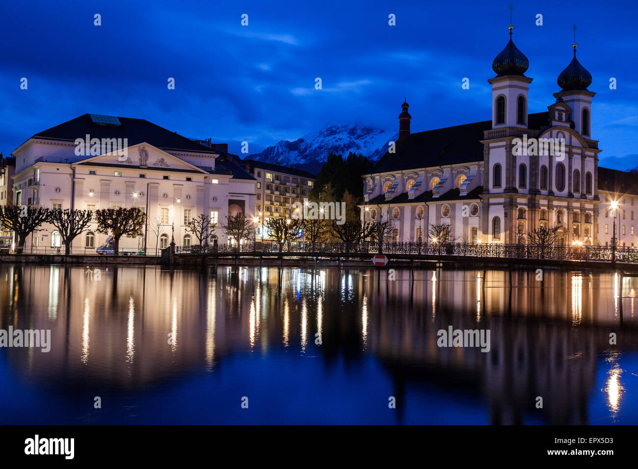 Schweiz, Luzern, beleuchtete Gebäude spiegelt im See Stockfoto