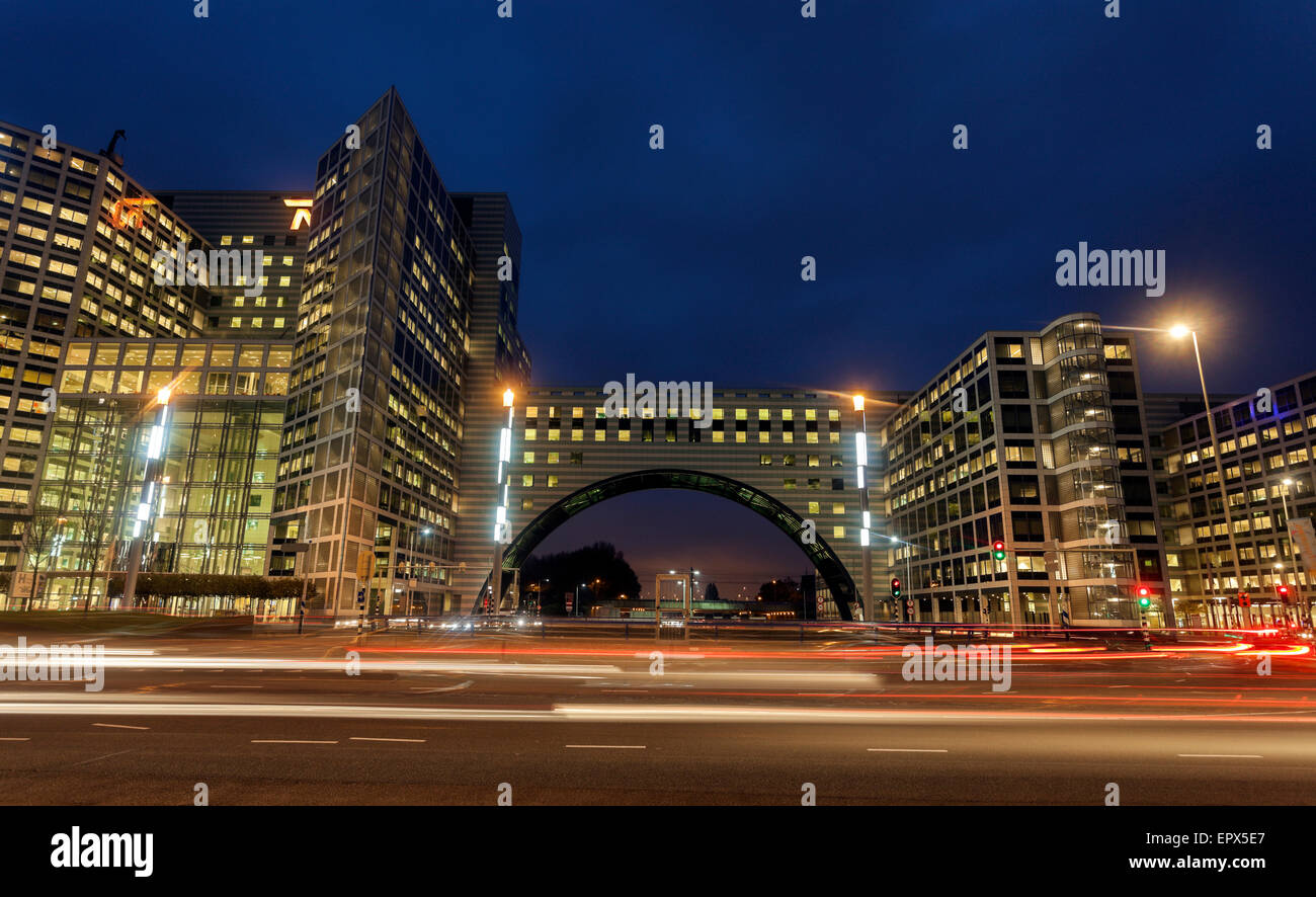 Niederlande, Südholland, den Haag, Licht vor dem beleuchteten Gebäude Routen Stockfoto