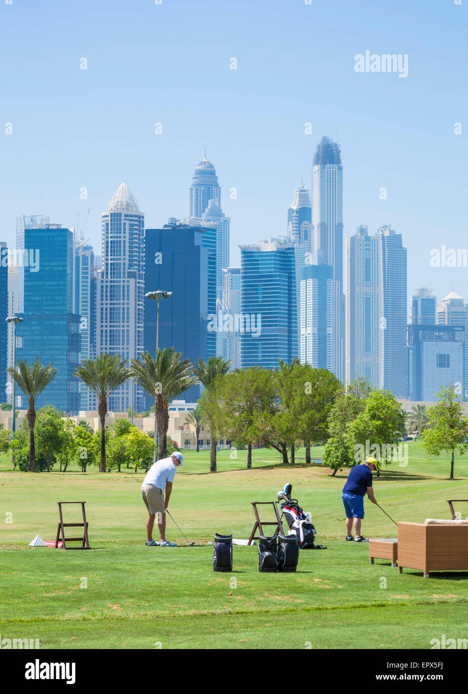 Dubai Marina Skyline vom Emirates Golf Club, Dubai City, Vereinigte Arabische Emirate, Vereinigte Arabische Emirate, Naher Osten Stockfoto