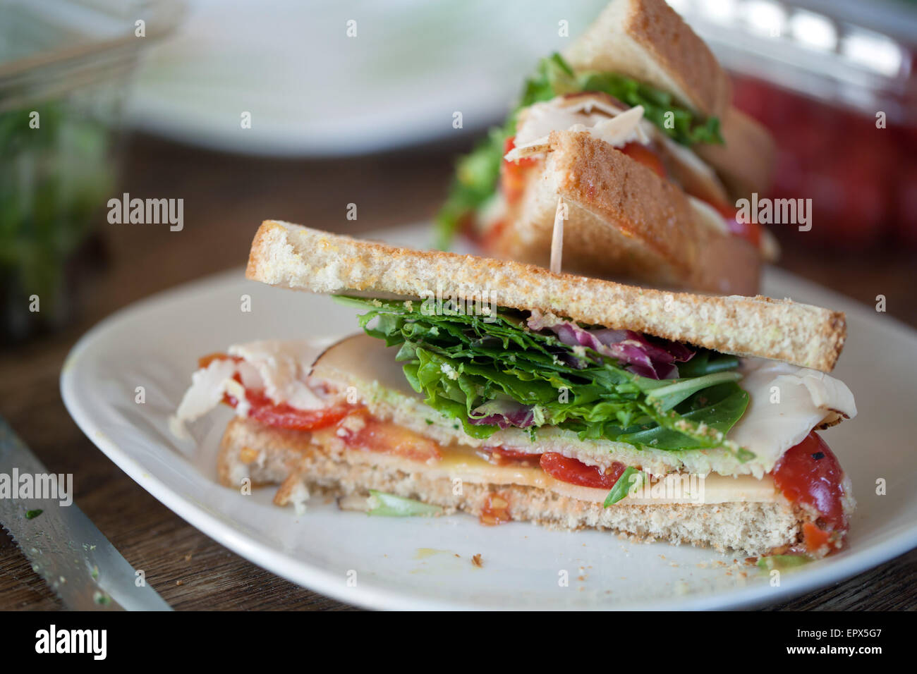 Truthahn Sandwich In Zwei Halften Geschnitten Stockfotografie Alamy