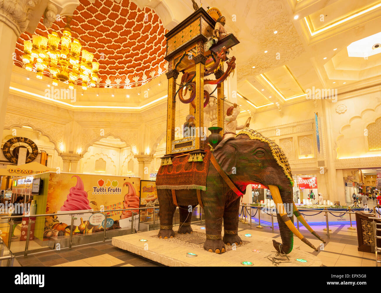 Elefant-Modell in der Indien-Gericht von der Ibn Battuta Mall, Dubai City, Vereinigte Arabische Emirate, Vereinigte Arabische Emirate, Naher Osten Stockfoto