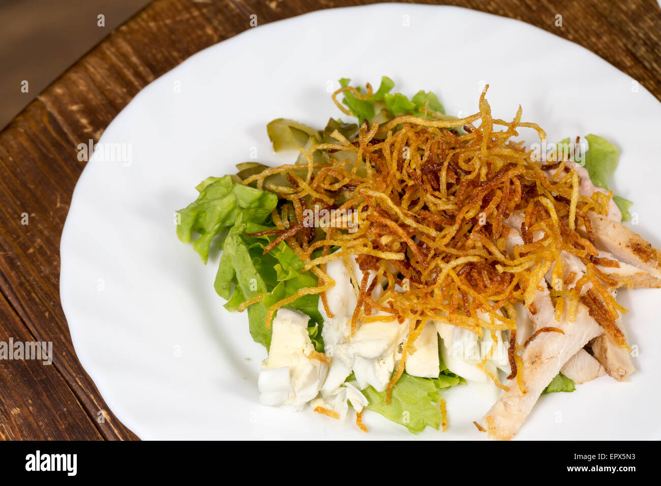 Schließen Sie Schüssel Salat mit Ei und Gemüse Stockfoto