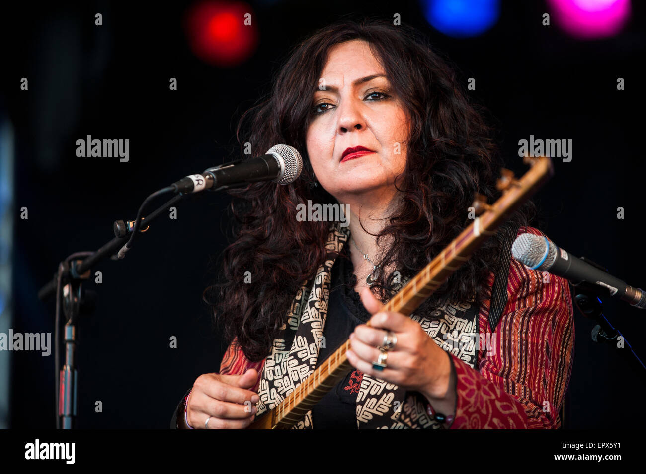 & Marjan Mahsa Vahdat die live auf BBC Radio 3 Charlie Gillett Stage, UK WOMAD Charlton Park, 27. Juli 2015. Stockfoto