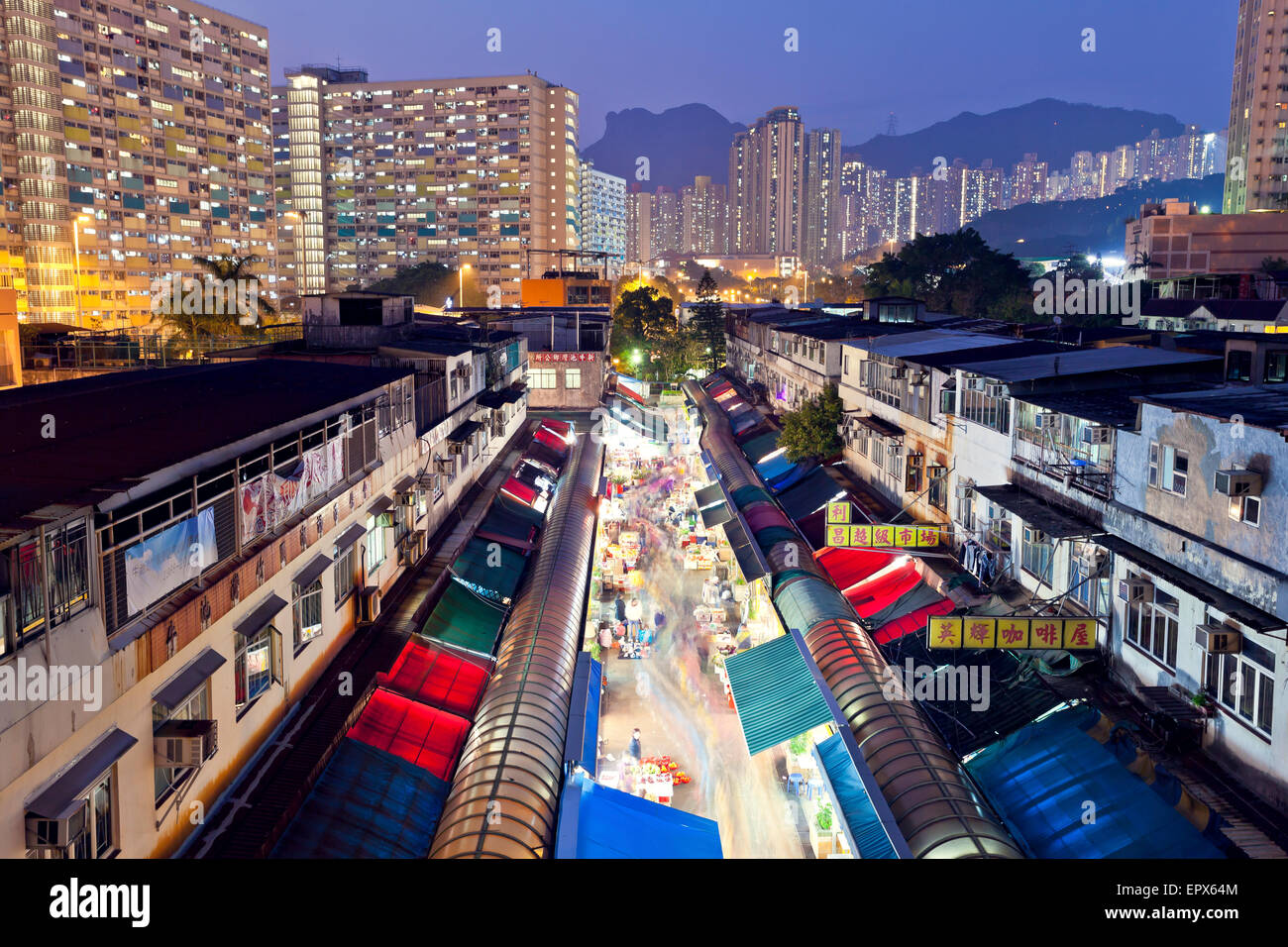 HONG KONG - 9. Februar, Ngau Chi Wan Markt mit vielen Ständen und Menschen vor Ort zu Fuß durch in Hong Kong am 9 Februar 2014. Stockfoto