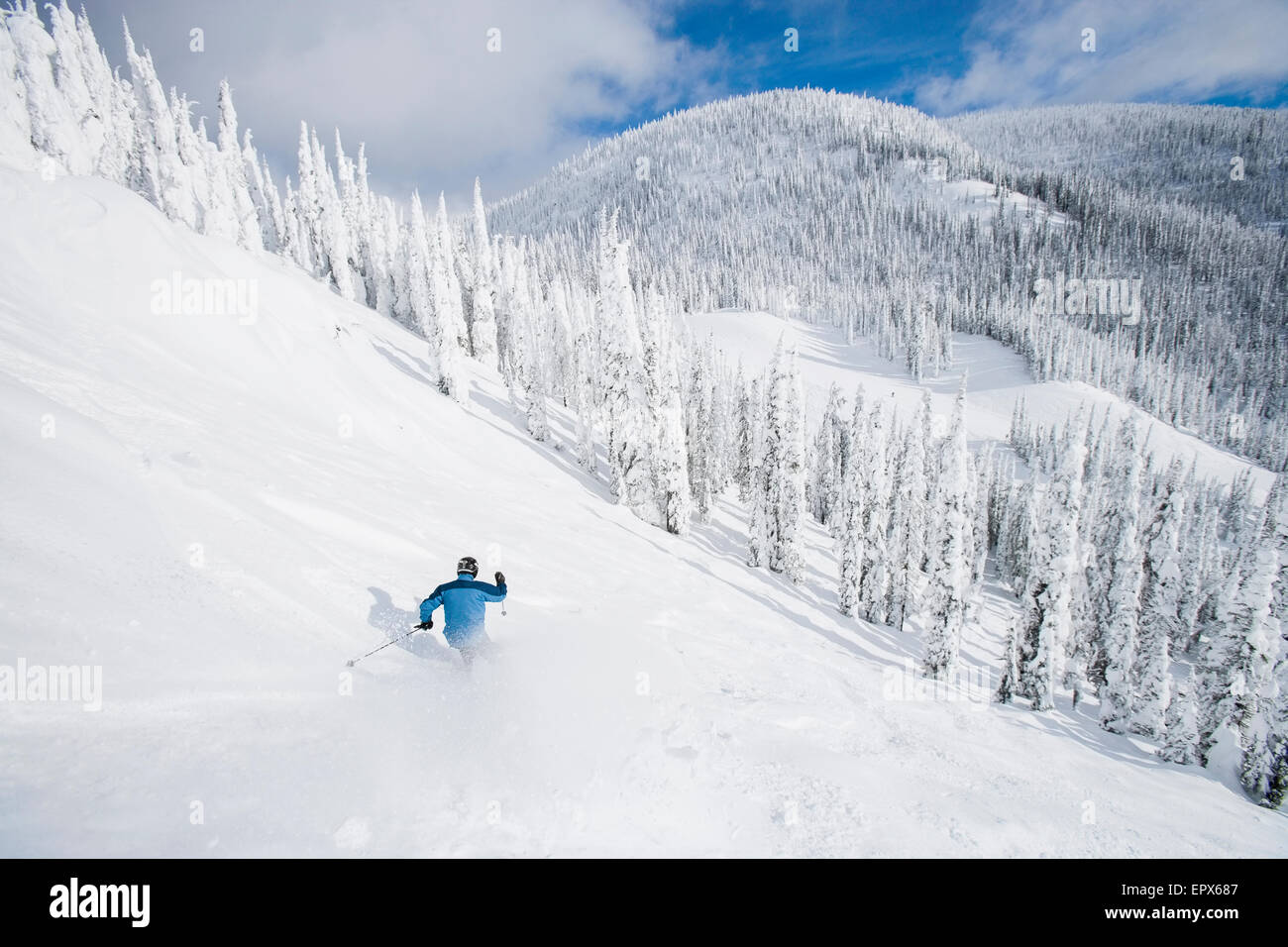 USA, Montana, Felchen, Mann Berg hinunter Skifahren Stockfoto