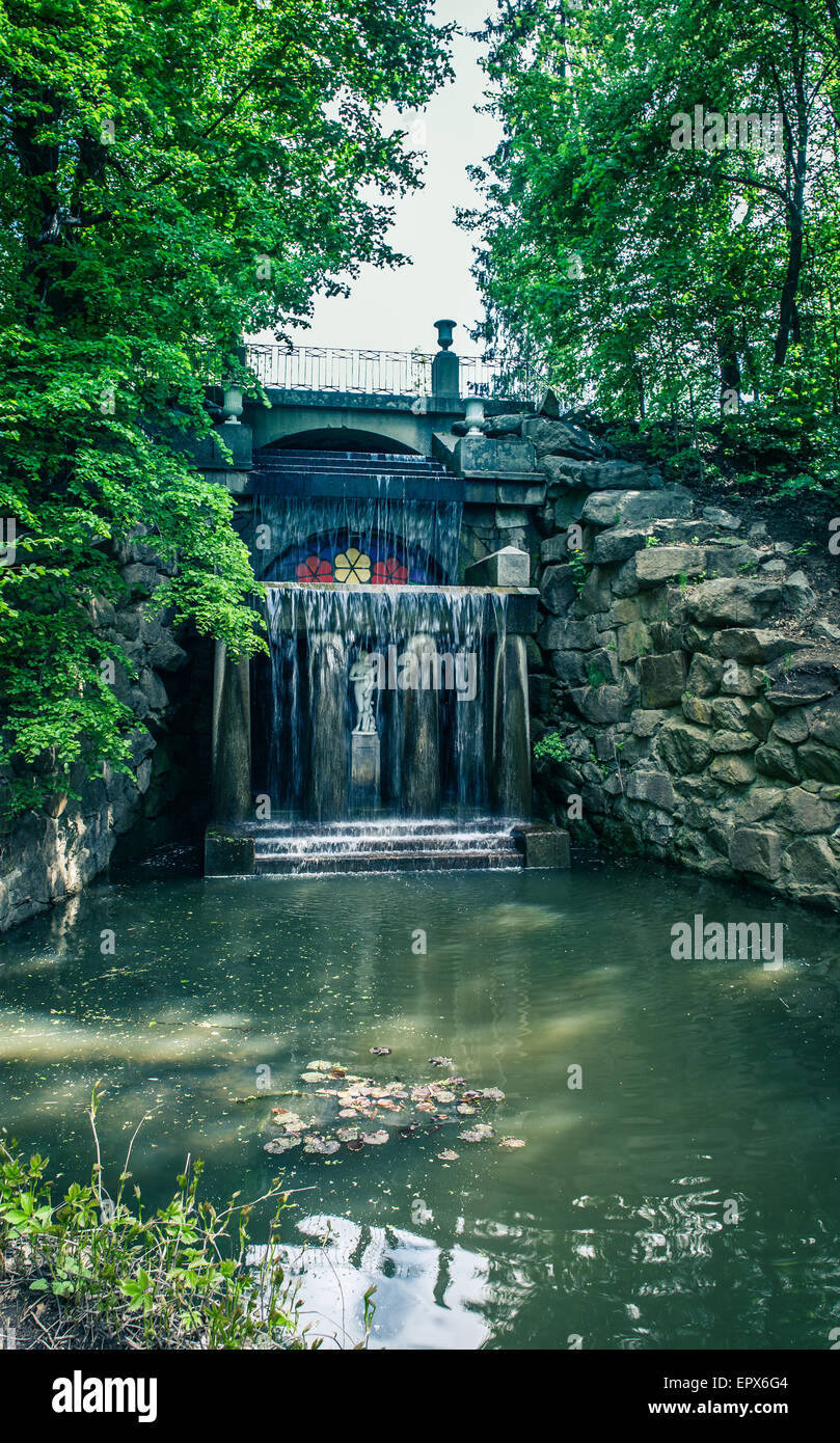 Strömung von Wasser in den Teich fließen Stockfotografie Alamy