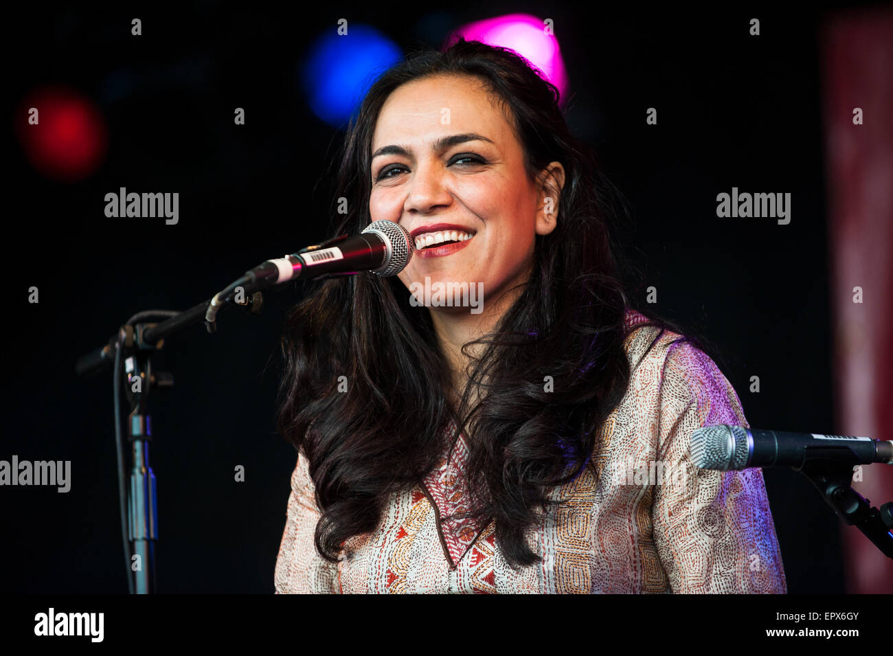 & Marjan Mahsa Vahdat die live auf BBC Radio 3 Charlie Gillett Stage, UK WOMAD Charlton Park, 27. Juli 2015. Stockfoto