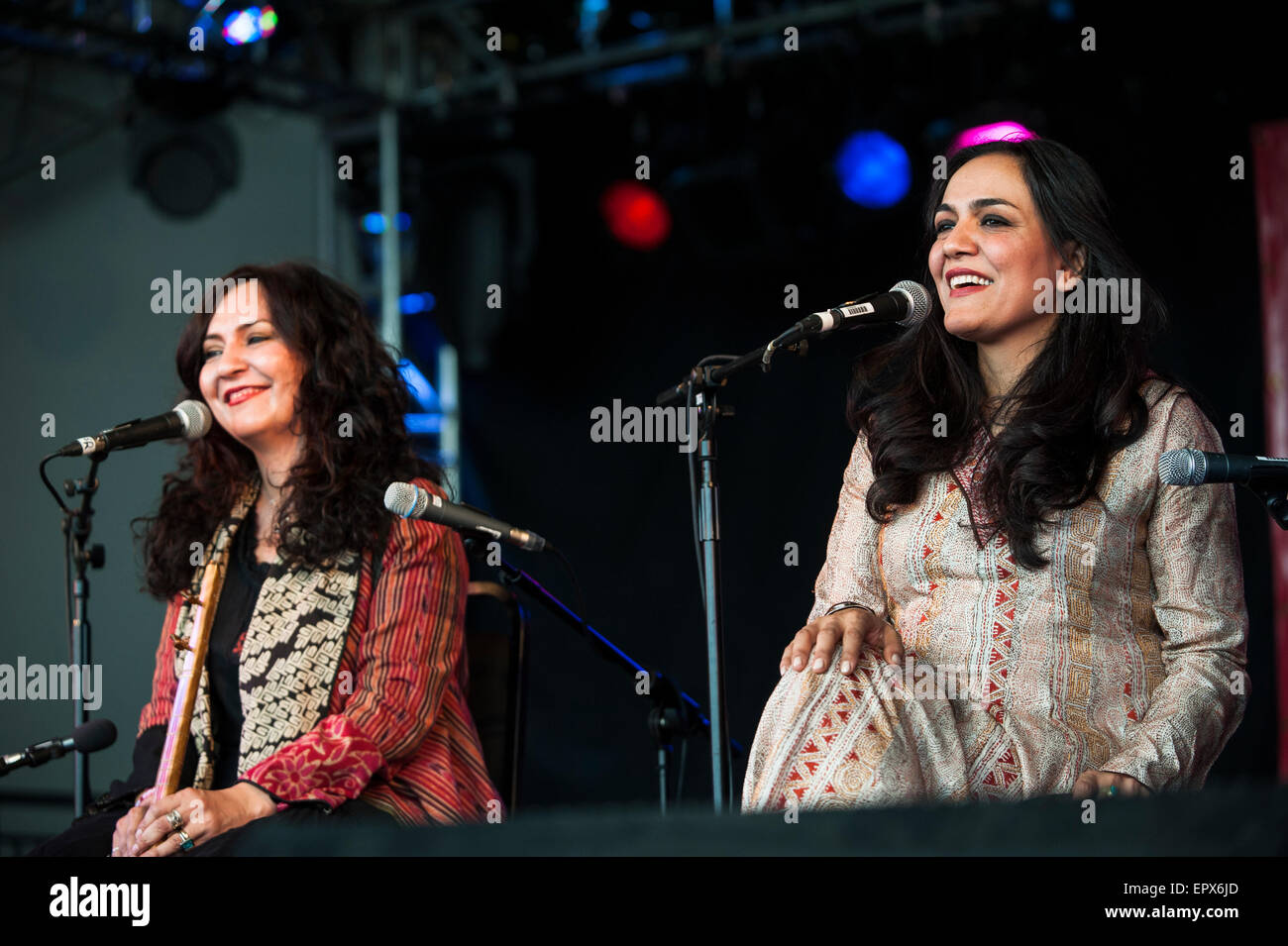 & Marjan Mahsa Vahdat die live auf BBC Radio 3 Charlie Gillett Stage, UK WOMAD Charlton Park, 27. Juli 2015. Stockfoto