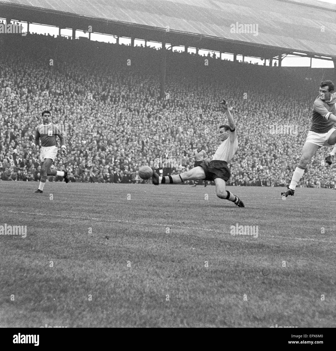 Birmingham entsprechen ca. 3-6 Wölfe, Division ein, Liga in St Andrews, Samstag, 7. Oktober 1961. Auf dem Bild: Mark Lazarus von Wölfen in Aktion. Stockfoto