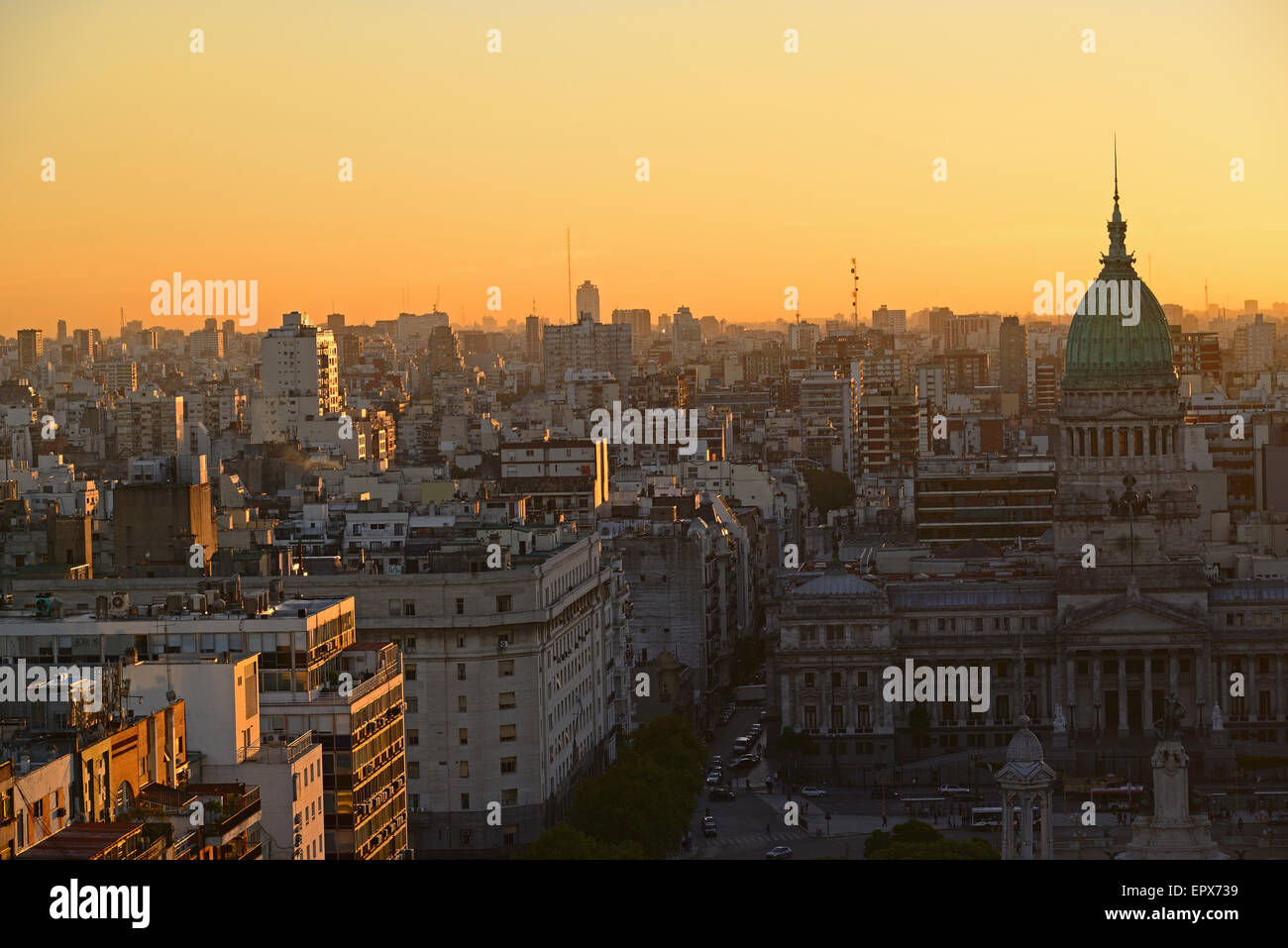 Argentinien, Buenos Aires, National Congress Palace und Balvanera Barrio in der Abenddämmerung Stockfoto