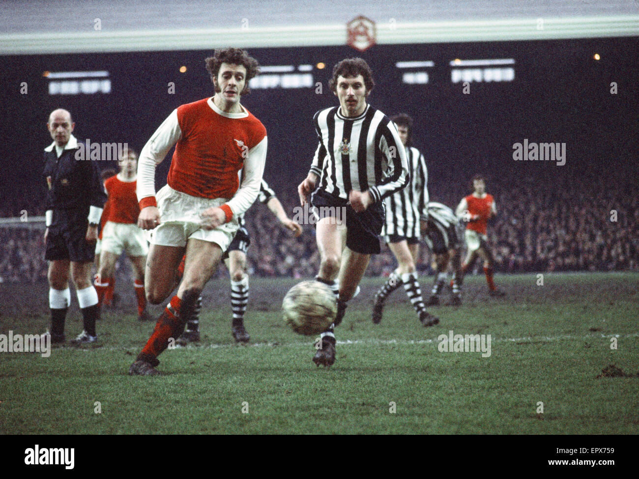 Englische League Division One Spiel in Highbury. Arsenal 2 V Newcastle United 2. Arsenals Jeff Blockley in einem Rennen um den Ball mit Craig von Newcastle. 27. Januar 1973. Stockfoto