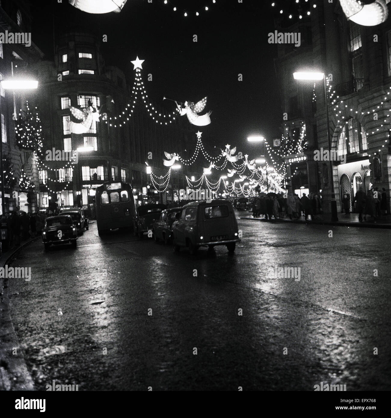 Geschichtsbild der Regent Street in London in der Nacht, in der Weihnachtszeit der 1950er Jahre. Stockfoto