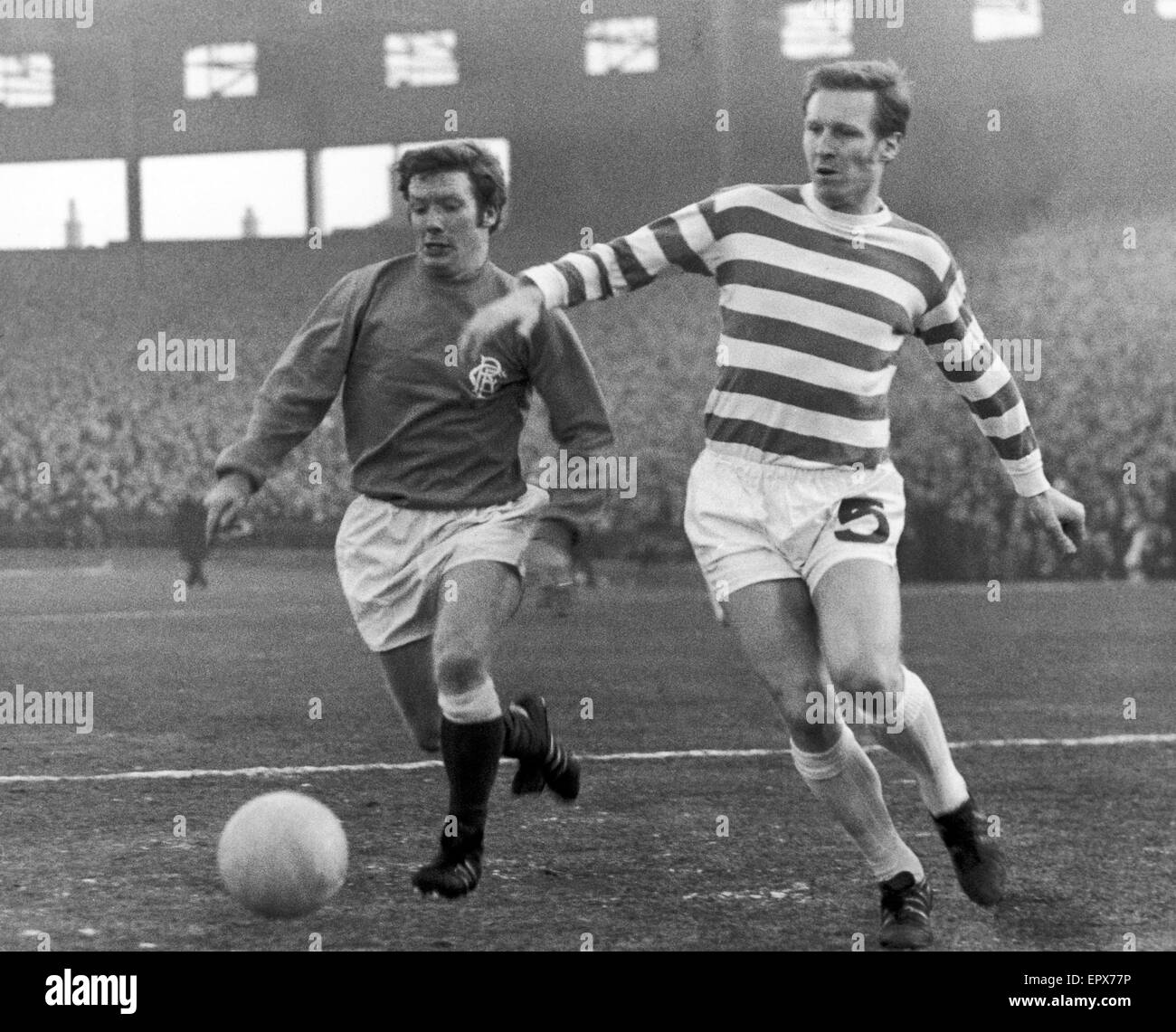 Celtic 0-0 Ranger League-Spiel im Celtic Park, 3. Januar 1970. Alex McDonald (l) im Kampf gegen Billy McNeill (r). Stockfoto