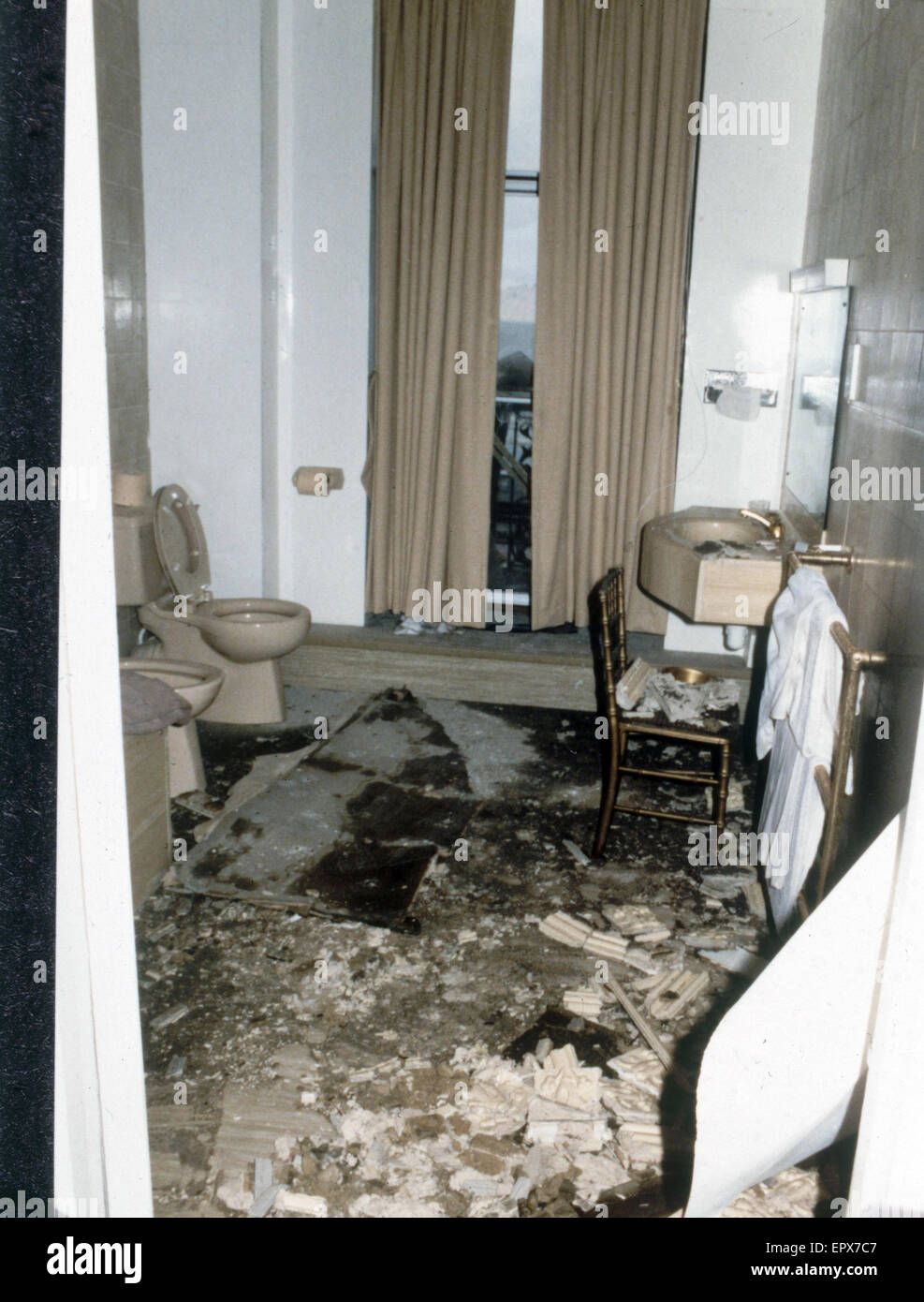 Innenansicht mit Schäden auf die Toilette besetzt von Margaret und Dennis Thatcher im Grand Hotel in Brighton ein IRA nach Bombenexplosion, wo sie während der Woche Parteitag der konservativen aufhielten.  Unter den verletzten war der Handel und Stockfoto