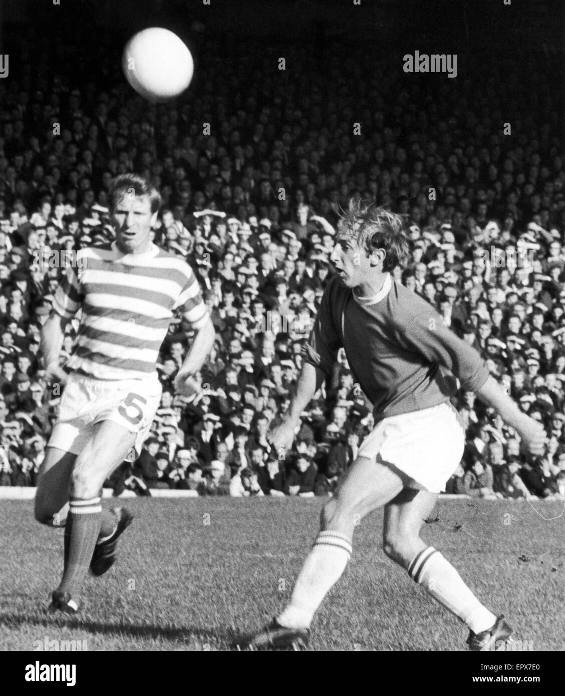 Celtic 2-2 St Johnstone, Ligaspiel im Celtic Park, Oktober 1970. Billy McNeill (l) in Aktion. Stockfoto