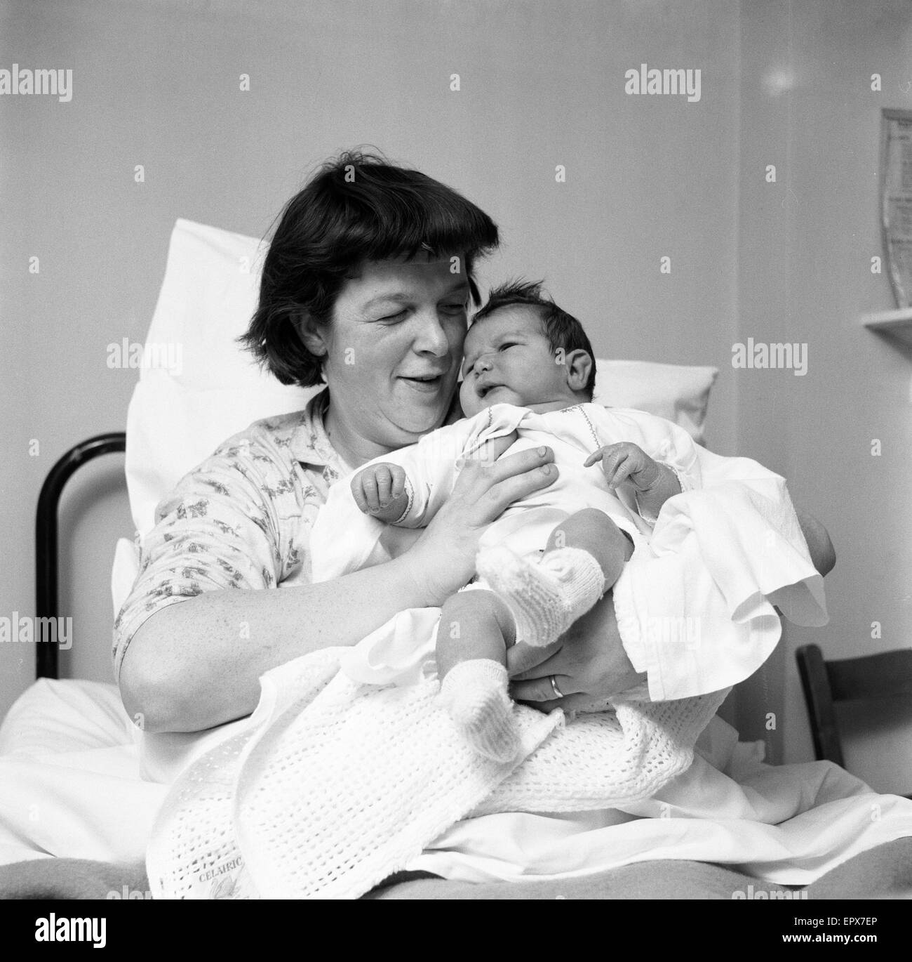 Annie Selina Pirie (34) aus Lymington Hants, mit ihrem neugeborenen Sohn Ian Keith Pirie, der 15 lbs 2ozs als bei Southampton Maternity Unit geboren wog, im Bild 6. Februar 1962. Stockfoto