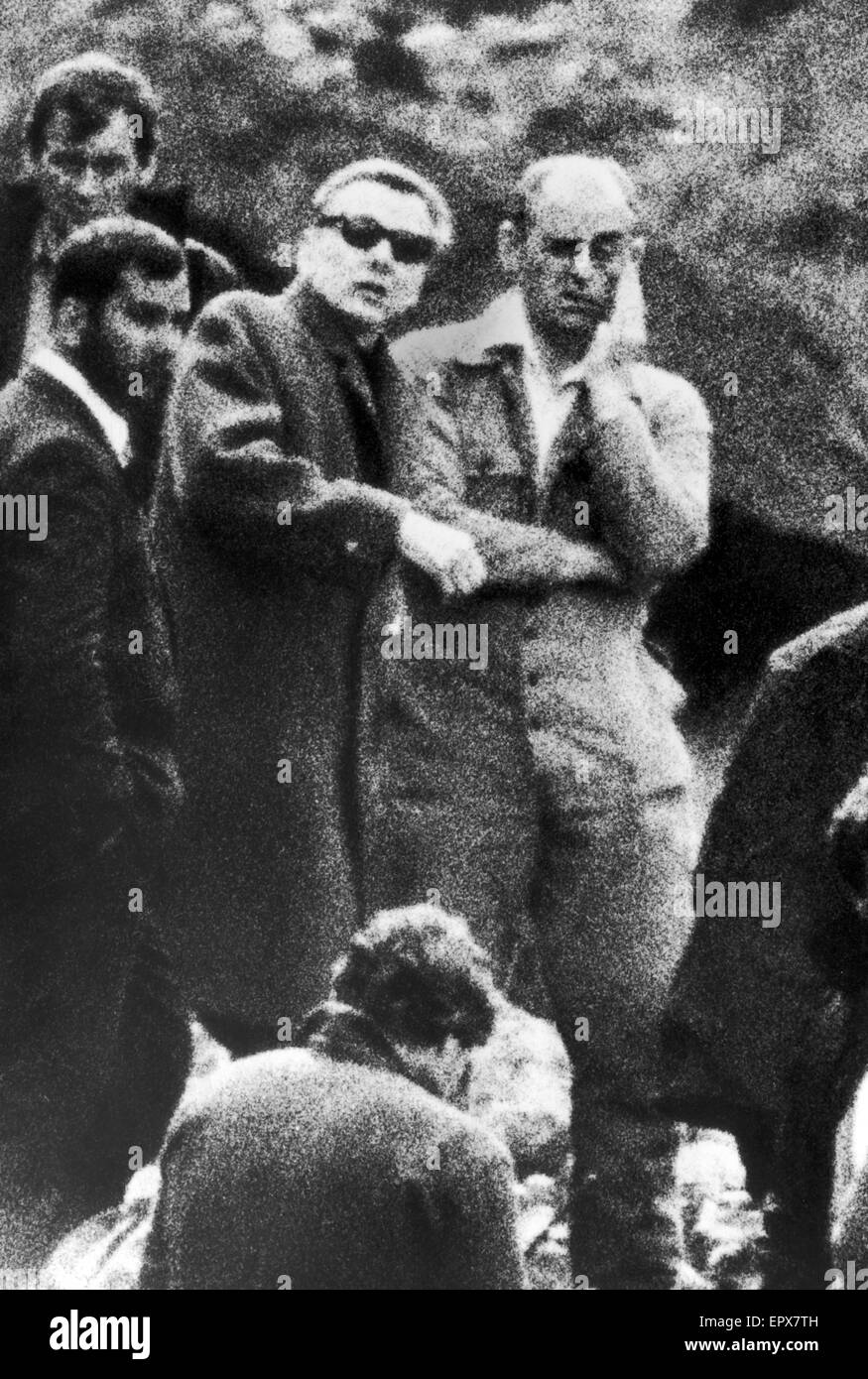 Ian Brady, gestand Kindermörder im Saddleworth Moor, wo er versuchte, lokalisiert die Torfmoor Gräber neu Opfer Keith Bennett und Pauline Reade, 4. Juli 1987.  Auch im Bild, Detective Chief Superintendent Peter Topping von Greater Manchester Stockfoto