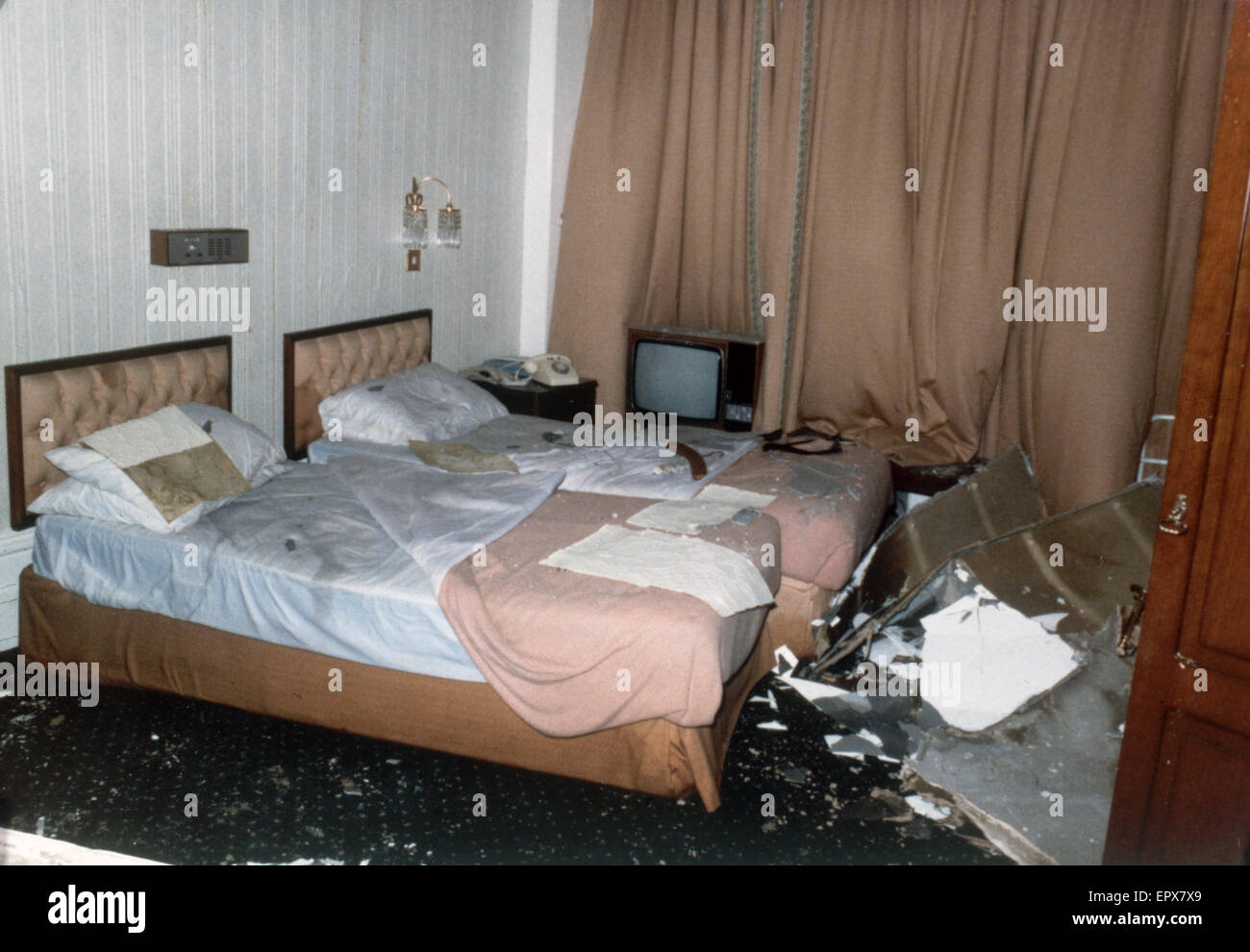 Innenansicht mit Schäden an das Schlafzimmer von Margaret und Dennis Thatcher im Grand Hotel in Brighton ein IRA nach besetzt Bombenexplosion, wo sie während der Woche Parteitag der konservativen aufhielten.  Unter den verletzten war der Handel und Stockfoto