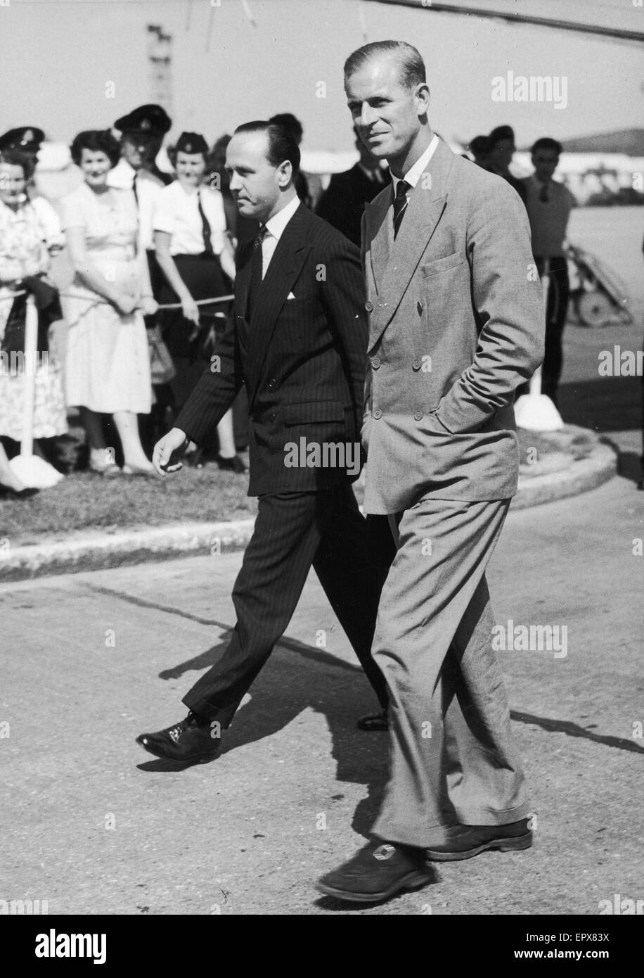 Der Duke of Edinburgh kommt nach Hause beurlaubt. Mit seinen Privatsekretär  Mike Parker abgebildet. 1950 Stockfotografie - Alamy