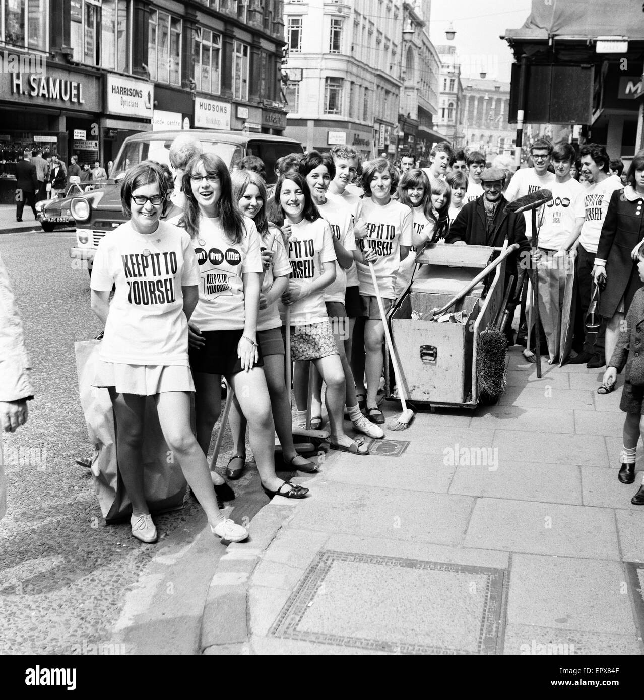 Jugendliche sagen "Keep Britain Tidy", New Street, Birmingham, Samstag, 6. Juli 1968. Stockfoto