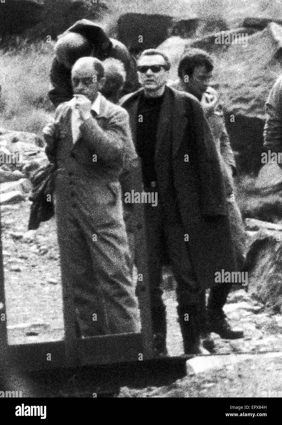 Ian Brady, gestand Kindermörder im Saddleworth Moor, wo er versuchte, lokalisiert die Torfmoor Gräber neu Opfer Keith Bennett und Pauline Reade, 4. Juli 1987.  Auch im Bild, Detective Chief Superintendent Peter Topping von Greater Manchester Stockfoto