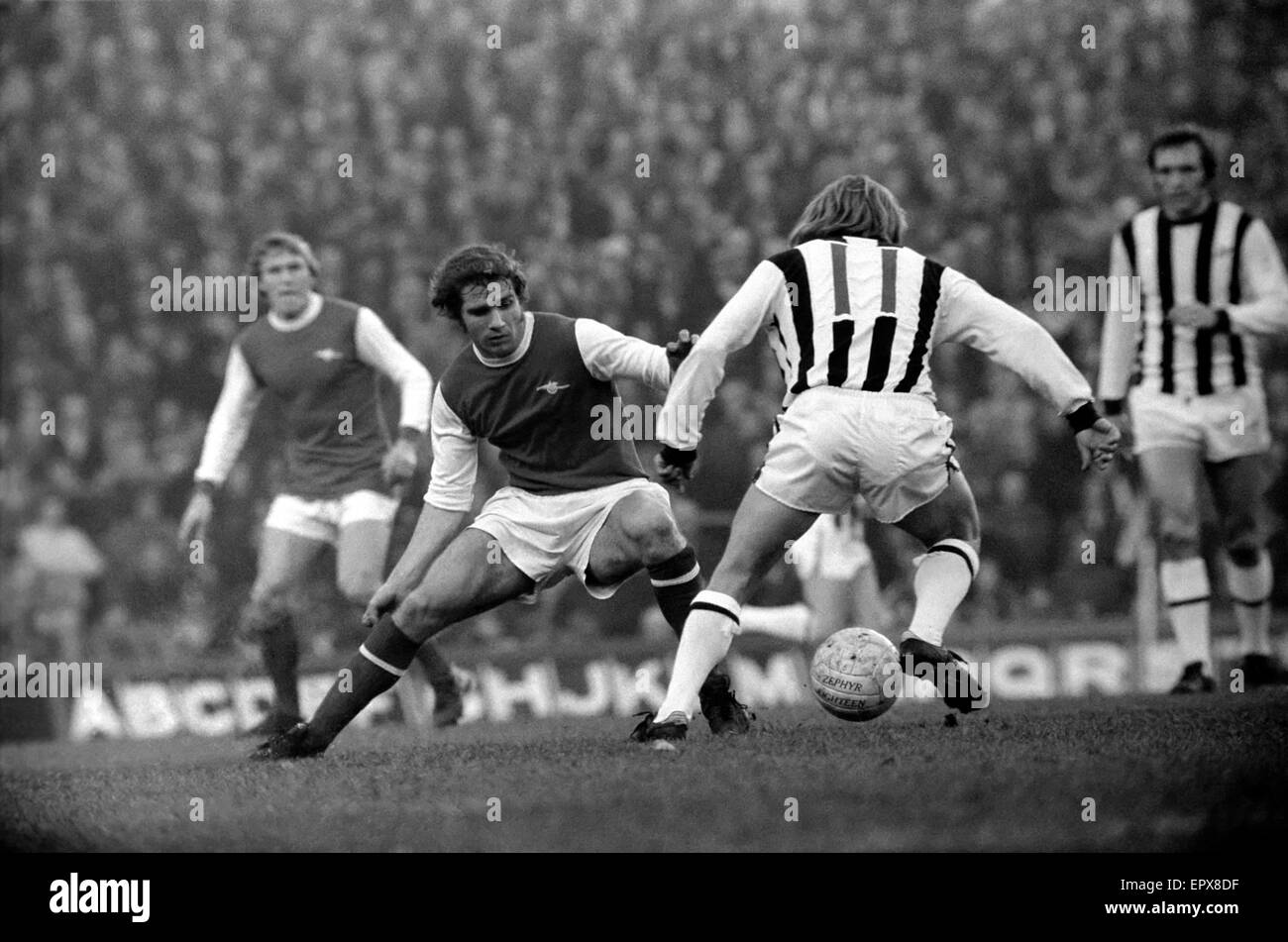 Englische League Division One Spiel in Highbury. Arsenal 2 V West Bromwich Albion 0.  Kelly, Arsenal innen vorwärts im Mittelfeld von West Bromwich Albion vorwärts Hartford geschlagen.  18. Dezember 1971. Stockfoto