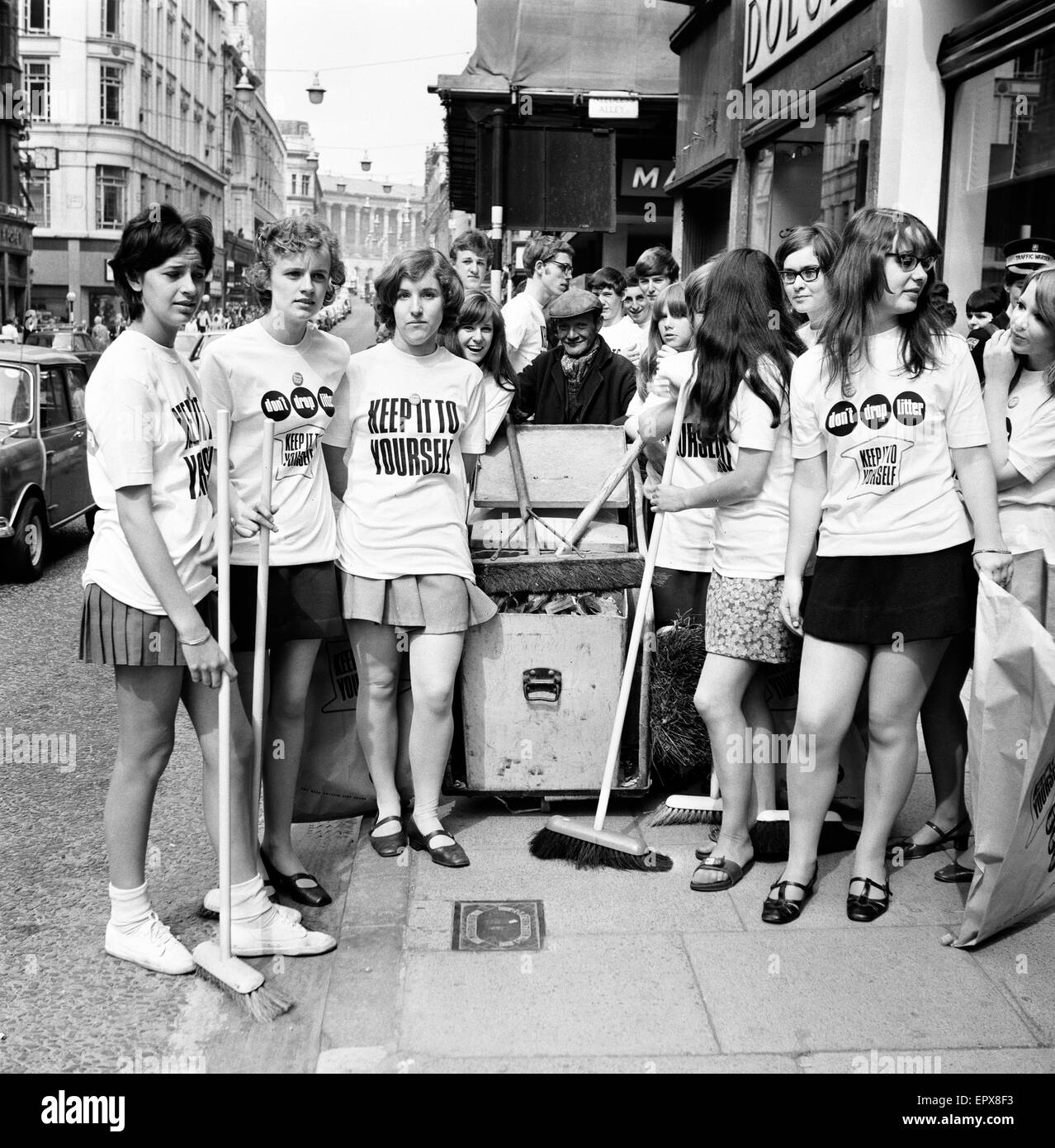 Jugendliche sagen "Keep Britain Tidy", New Street, Birmingham, Samstag, 6. Juli 1968. Stockfoto
