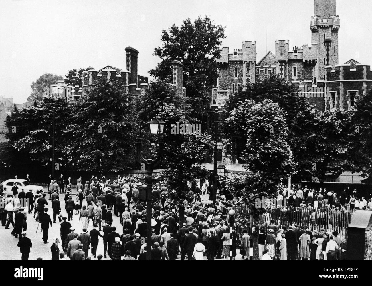 Menschenmengen versammelten Holloway Gefängnis des Tages, die Ruth Ellis gehängt wurde. 13. Juli 1955. Stockfoto