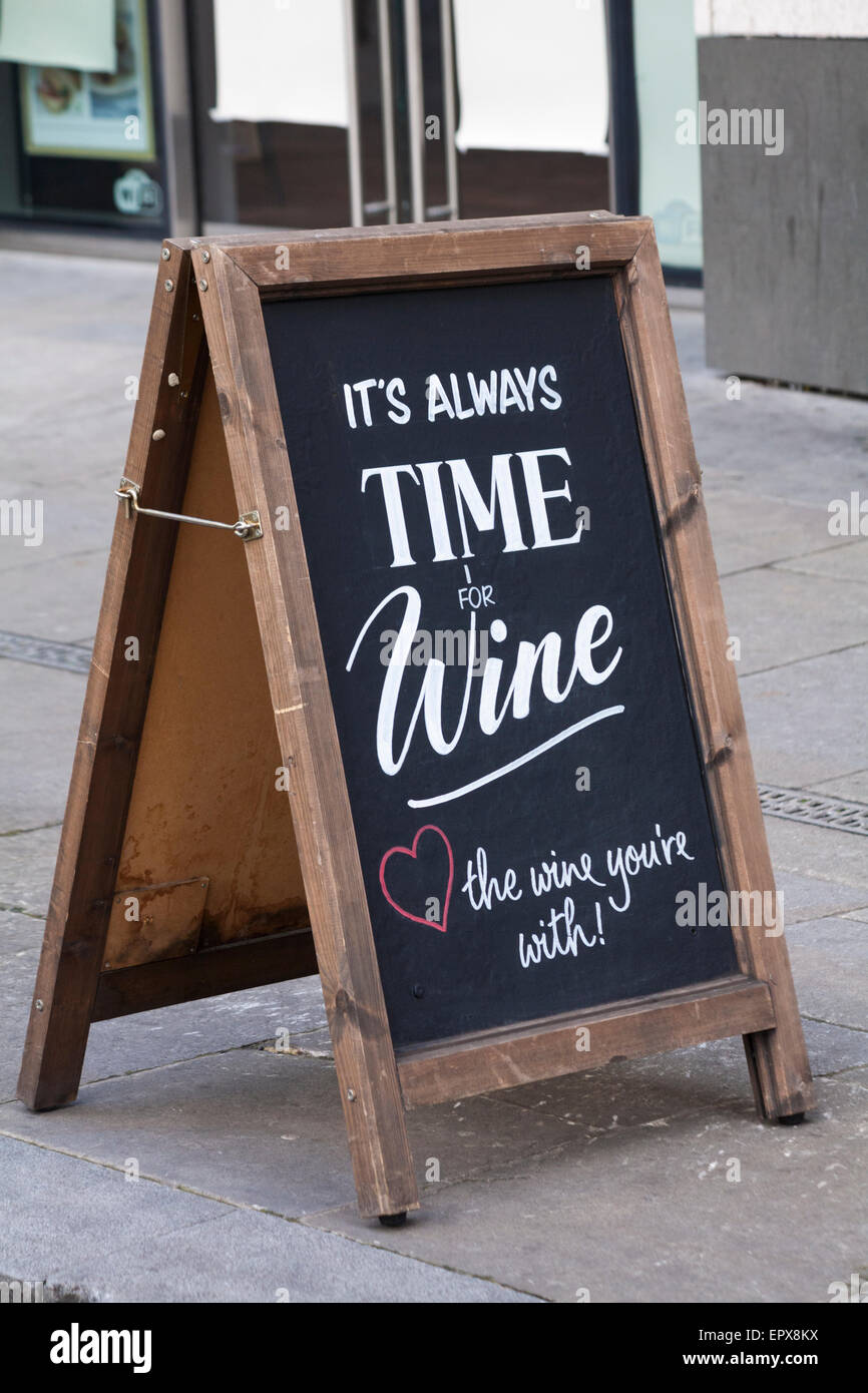 Es ist immer Zeit für Wein - der Wein sie mit - Nachricht auf blackboard Schwarzes Brett an der London Liebe Stockfoto