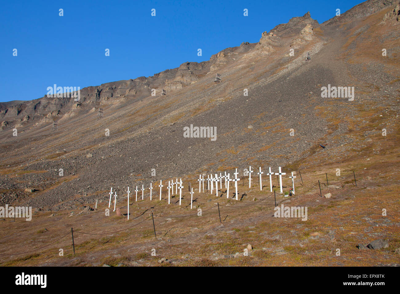 Hölzerne weiße Kreuze auf Gräber auf dem alten Friedhof von Longyearbyen im Sommer, Svalbard / Spitzbergen, Norwegen Stockfoto