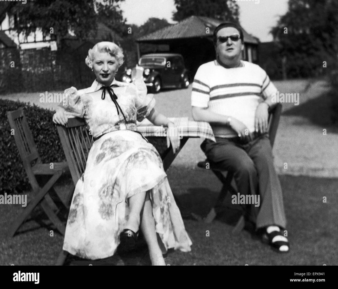 Ruth Ellis, die versucht wurde, verurteilt und gehängt wegen Mordes an ihrem geliebten David Blakely, hier mit Morris Conley, ca. 1953 fotografiert. Stockfoto