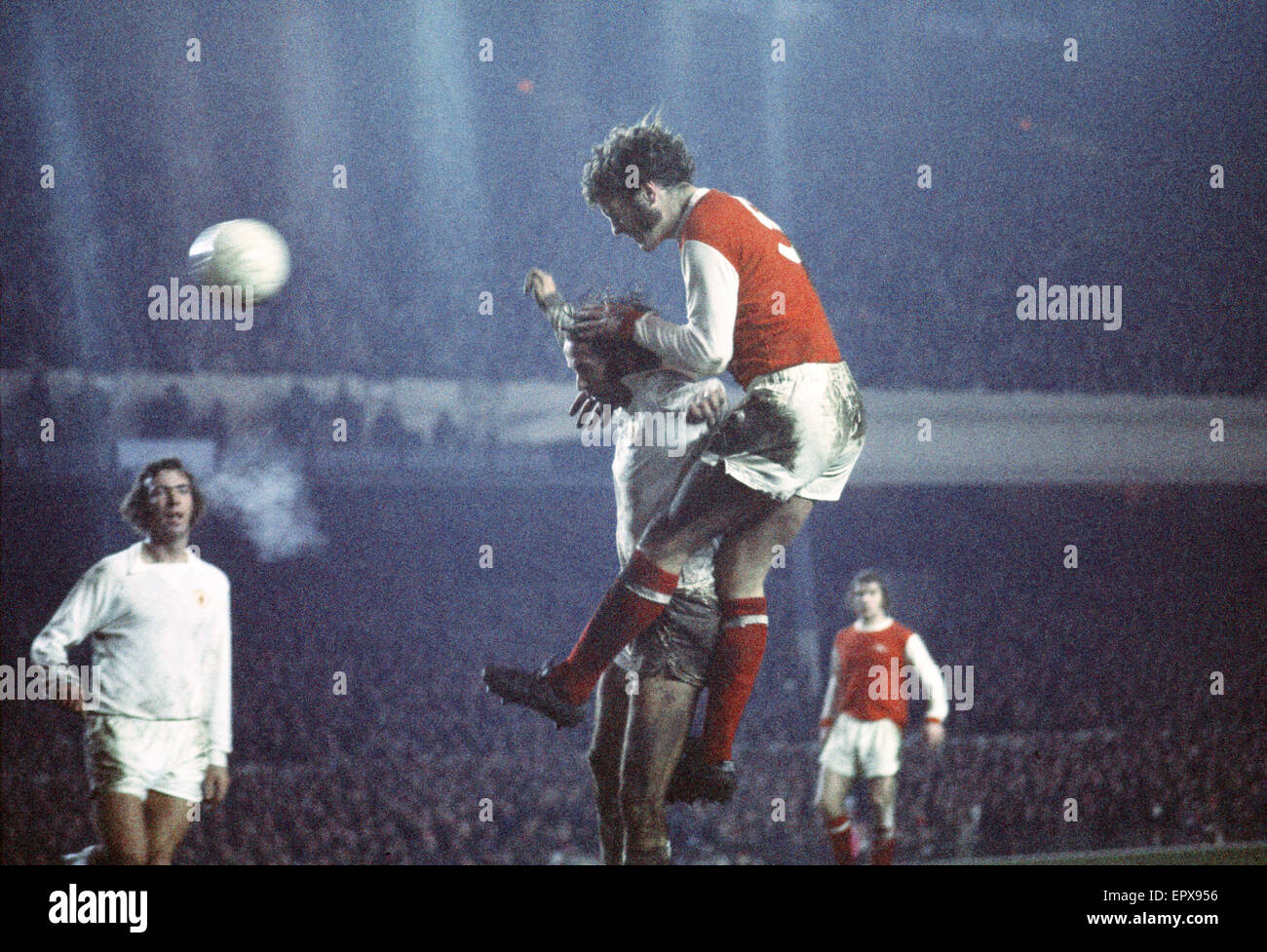 Englische League Division One Spiel in Highbury. Arsenal FC 3 V Manchester United 1. Arsenals Jeff Blockley springt Herausforderung George Graham für den Ball in der Luft. 6. Januar 1973. Stockfoto