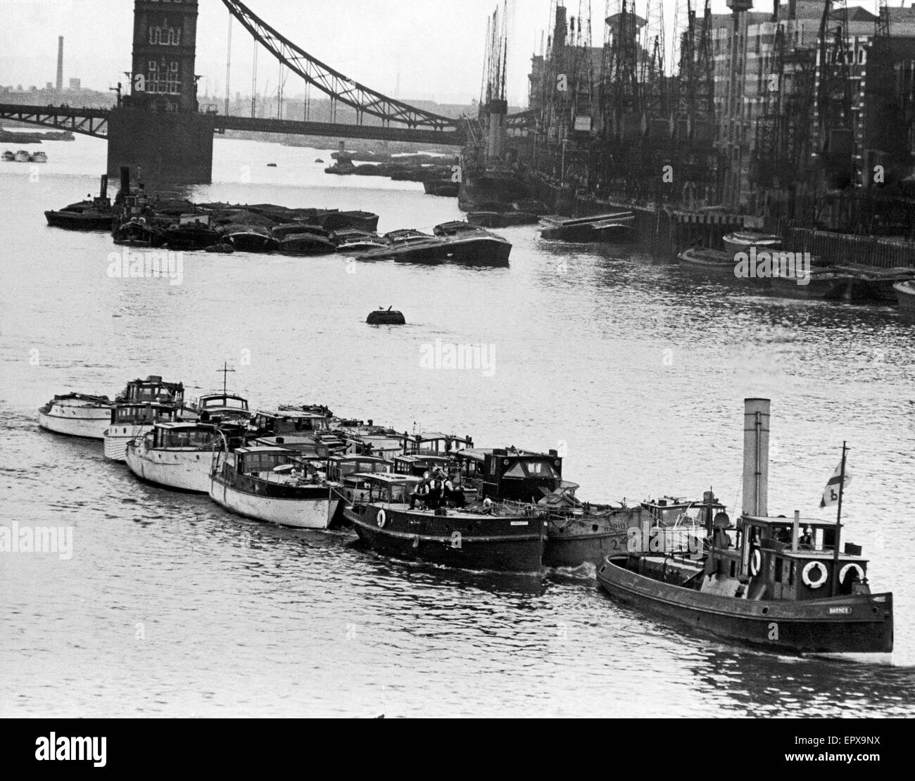 Kleine Boote, die aus Dünkirchen zu helfen bei der Rettung von gestrandeten BEF Kräfte zurück durchlaufen London auf dem Weg nach ihre Heimatstädte. 10. Juni 1940 Stockfoto