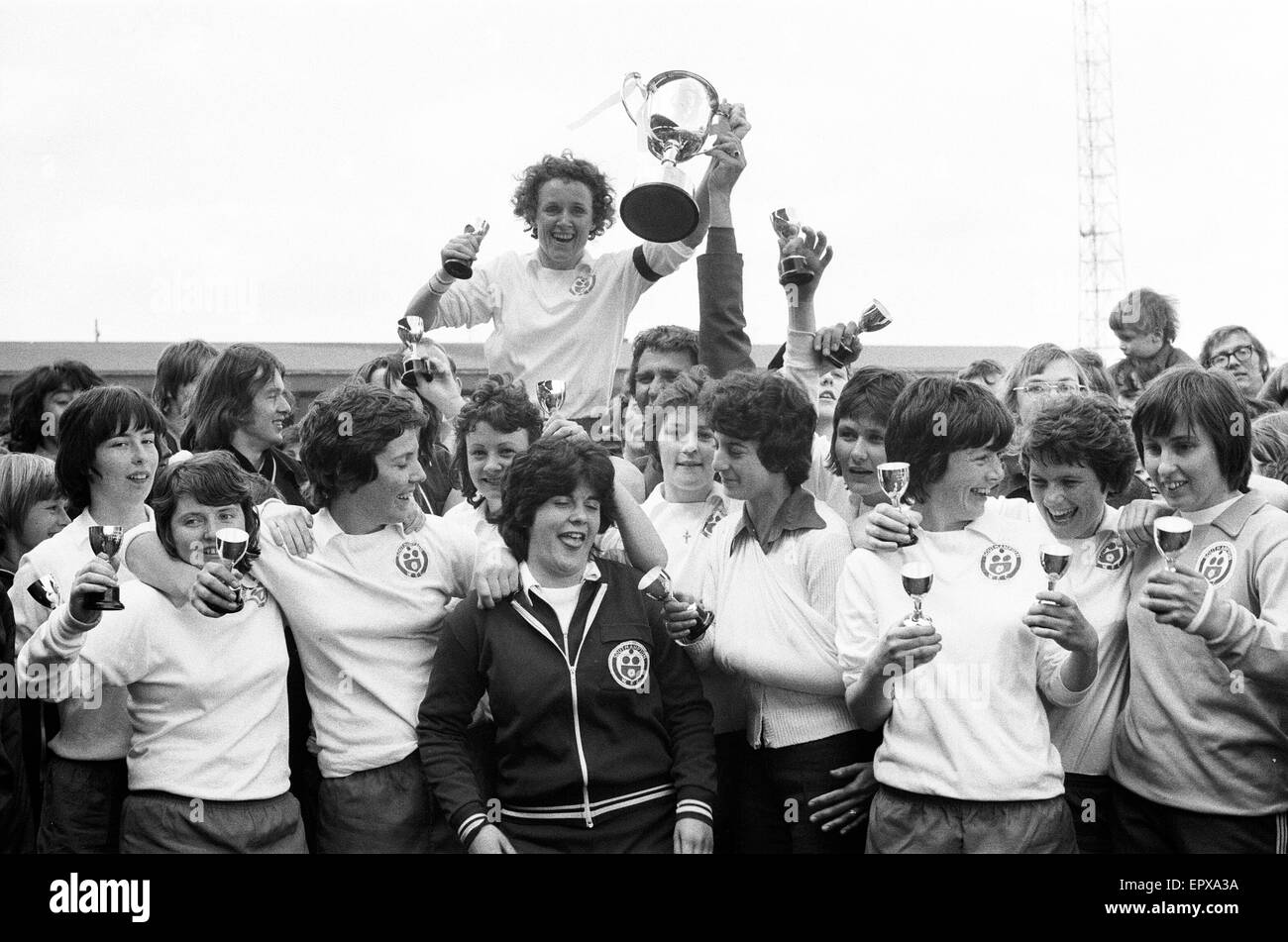 Southampton 2-1 Queens Park Rangers. N. Damen FA Cup-Finale Bedford Town Football Club. 25. April 1976. Stockfoto