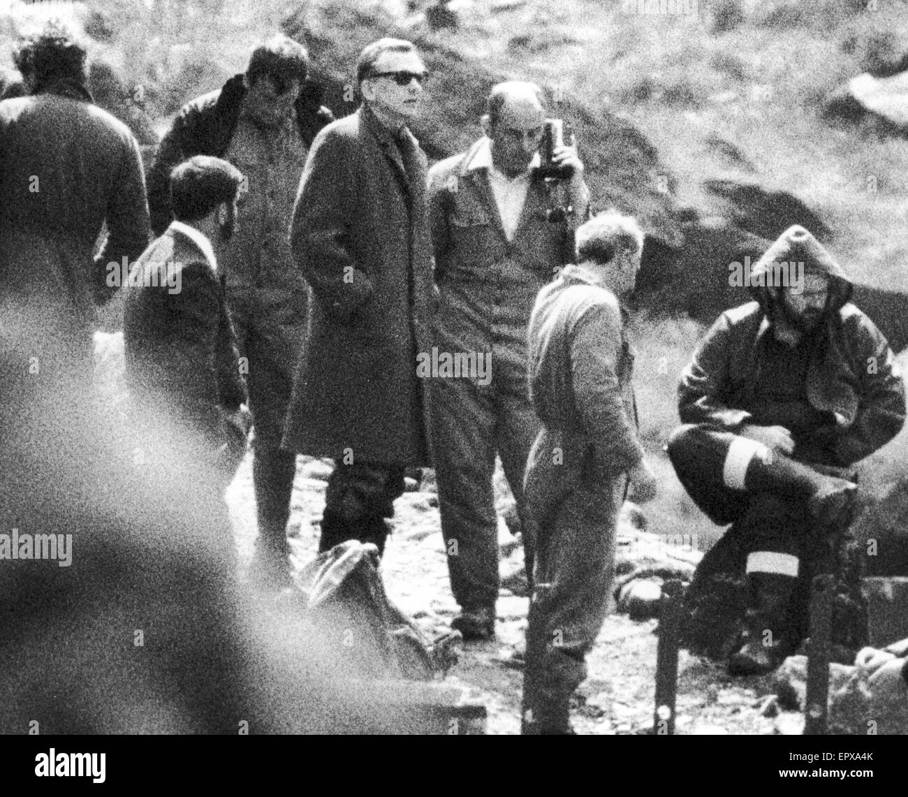 Ian Brady, gestand Kindermörder im Saddleworth Moor, wo er versuchte, lokalisiert die Torfmoor Gräber neu Opfer Keith Bennett und Pauline Reade, 4. Juli 1987.  Auch im Bild, Detective Chief Superintendent Peter Topping von Greater Manchester Stockfoto