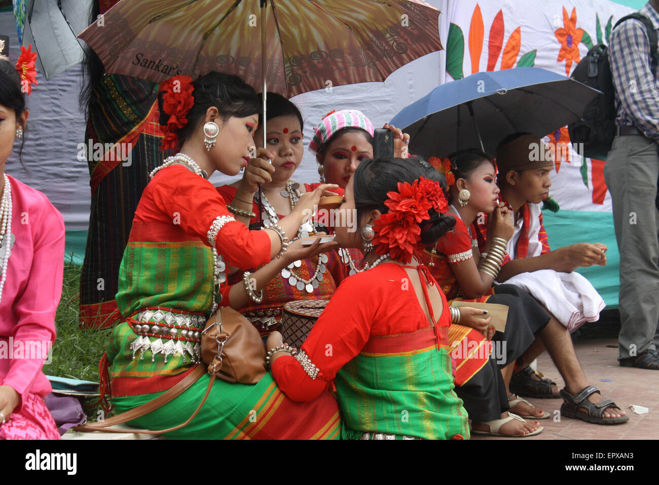 Bangladeshi indigene Völker mit dem traditionellen Kleid und Ornamente, wie sie die Welt Ureinwohner Tag feiern. Stockfoto