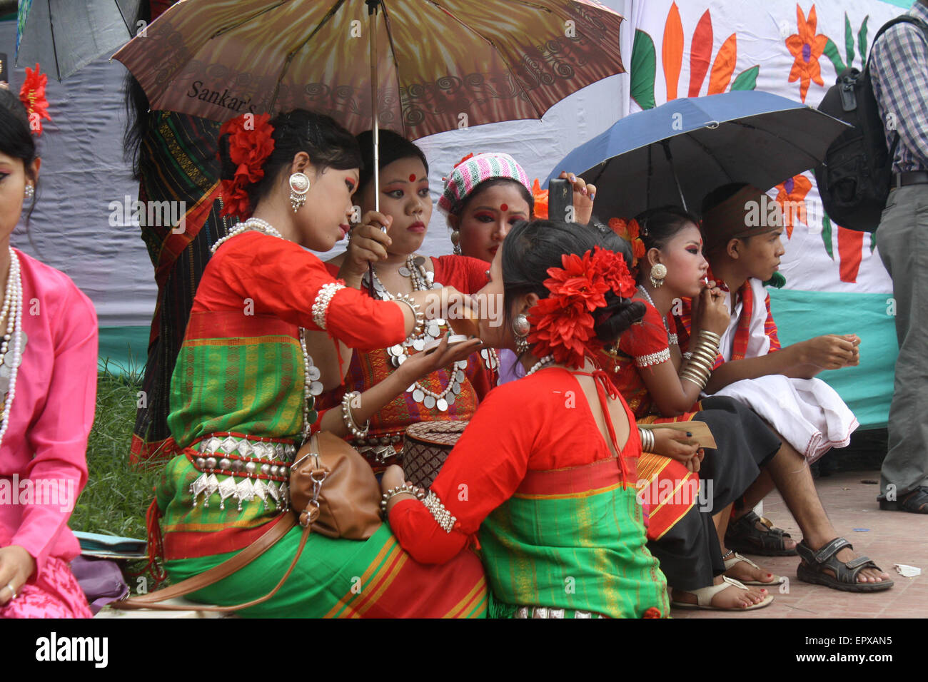 Bangladeshi indigene Völker mit dem traditionellen Kleid und Ornamente, wie sie die Welt Ureinwohner Tag feiern. Stockfoto