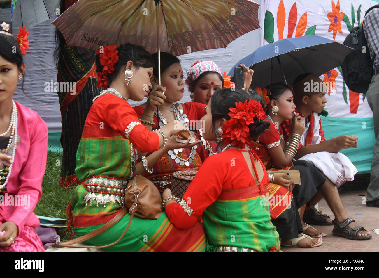 Bangladeshi indigene Völker mit dem traditionellen Kleid und Ornamente, wie sie die Welt Ureinwohner Tag feiern. Stockfoto