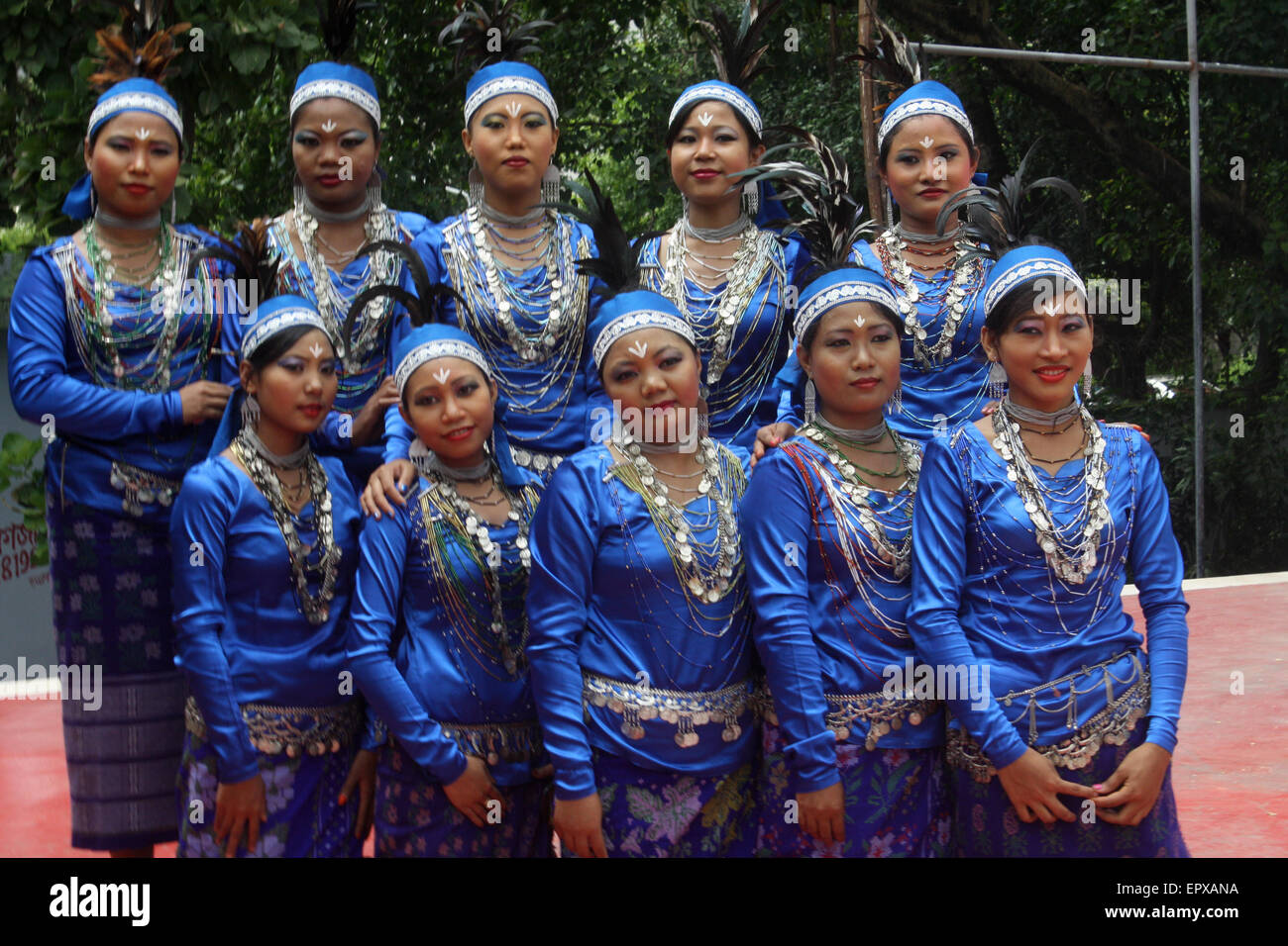 Bangladeshi indigene Völker mit dem traditionellen Kleid und Ornamente, wie sie die Welt Ureinwohner Tag feiern. Stockfoto
