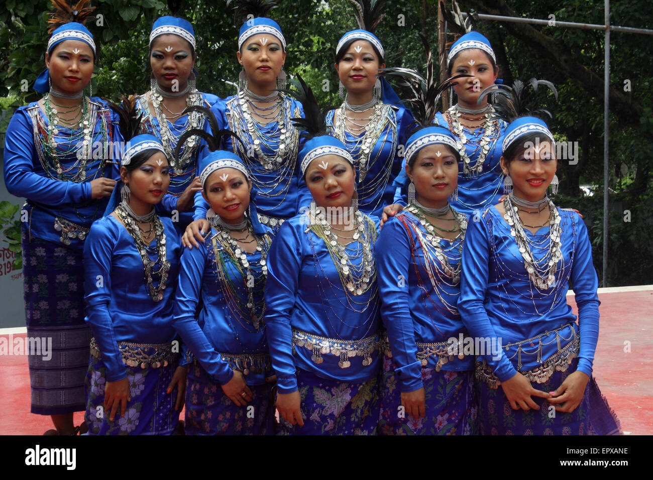 Bangladeshi indigene Völker mit dem traditionellen Kleid und Ornamente, wie sie die Welt Ureinwohner Tag feiern. Stockfoto