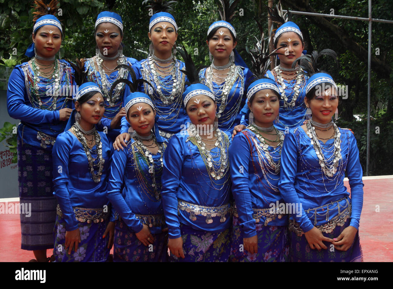 Bangladeshi indigene Völker mit dem traditionellen Kleid und Ornamente, wie sie die Welt Ureinwohner Tag feiern. Stockfoto