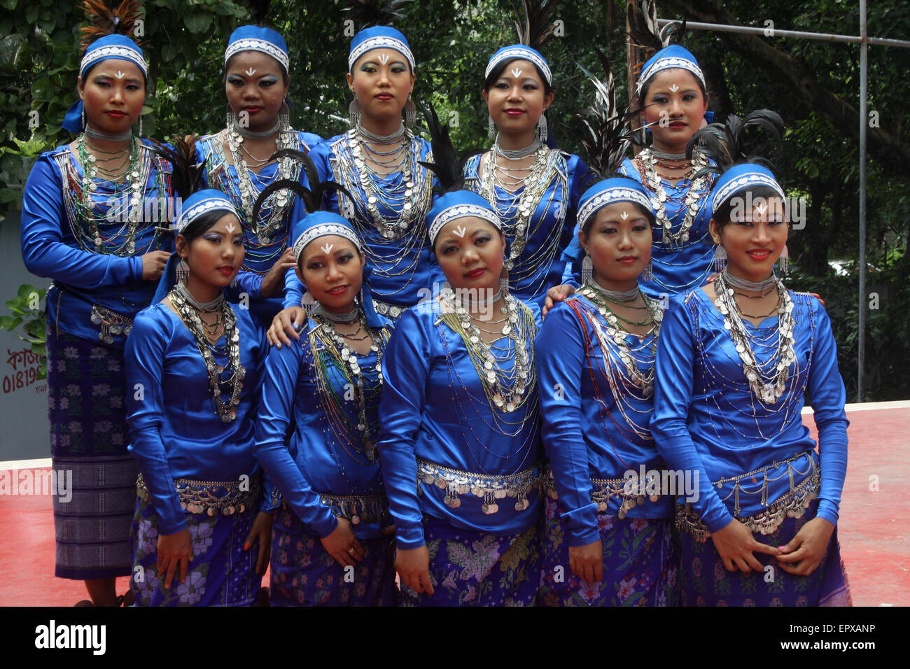 Bangladeshi indigene Völker mit dem traditionellen Kleid und Ornamente, wie sie die Welt Ureinwohner Tag feiern. Stockfoto