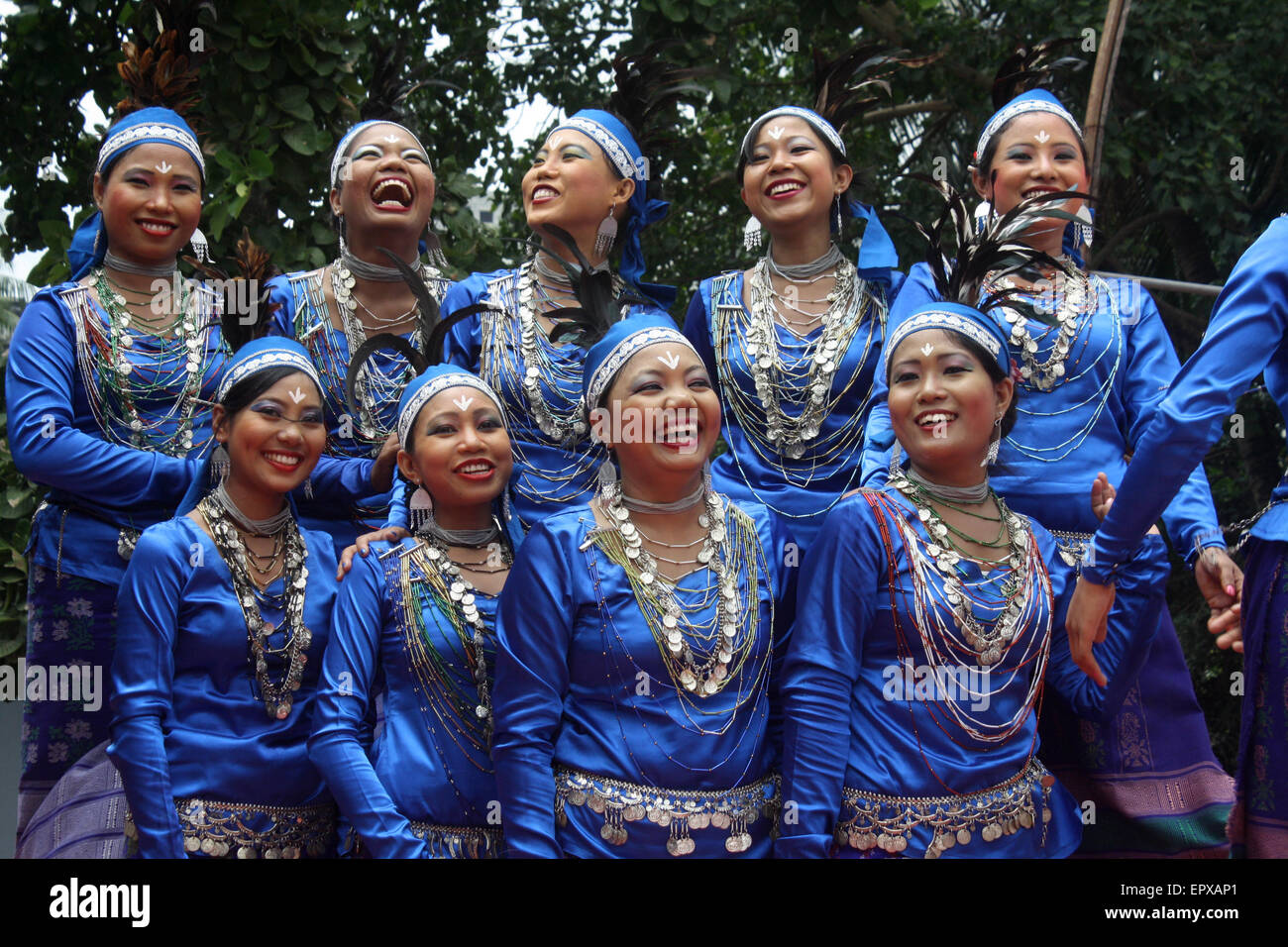 Bangladeshi indigene Völker mit dem traditionellen Kleid und Ornamente, wie sie die Welt Ureinwohner Tag feiern. Stockfoto